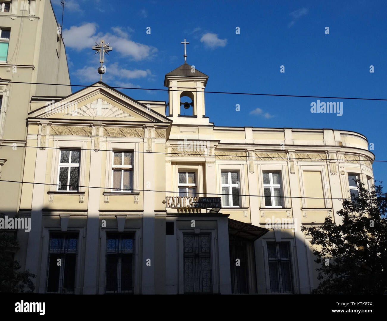 Dieses Bild zeigt ein Gebäude in Gdanska 56, das seinen Zustand und die Architektur vom 1. Juli 2015 zeigt. Das Foto dient als Aufzeichnung des Entwurfs und der Struktur des Gebäudes. Stockfoto