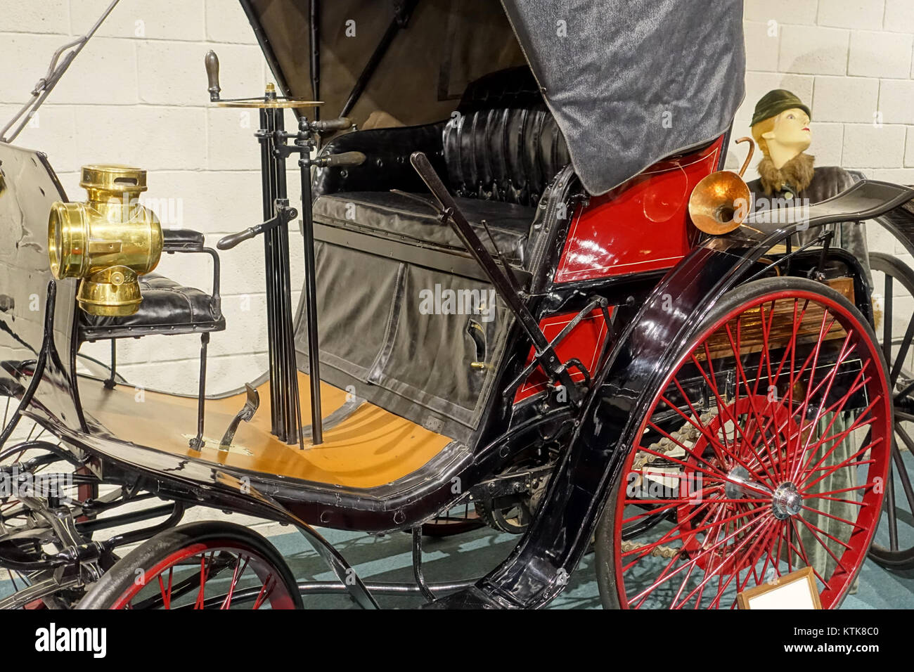 Das 1892 Benz Automobil, das von Karl Benz in Mannheim gefertigt wurde, verfügt über einen wassergekühlten 5 PS-Einzylinder-Benzinmotor. Es ist im Luray Caverns Car and Carriage Museum in Luray, Virginia, ausgestellt und stellt eines der frühesten Beispiele moderner Automobile dar. Stockfoto