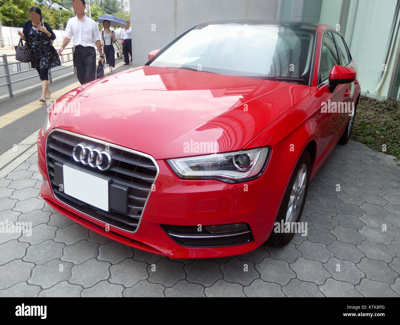 Der Audi A3 Sportback 1,4 TFSI ist ein kompakter Luxus-Fließheck, der für seine Effizienz und sein stilvolles Design bekannt ist. Die Vorderansicht betont die aerodynamischen Linien und die modernen Merkmale. Stockfoto