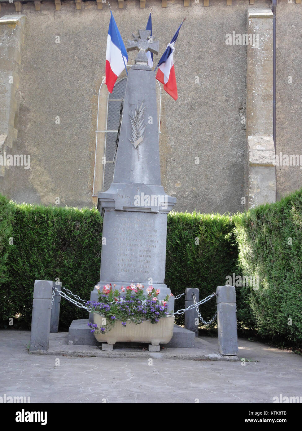 Eine Fotografie des 1. Weltkriegs-Denkmals für die gefallenen Soldaten von Beuveille in der Region Meurthe-et-Moselle in Frankreich. Das Denkmal ehrt diejenigen, die im Krieg gestorben sind. Stockfoto