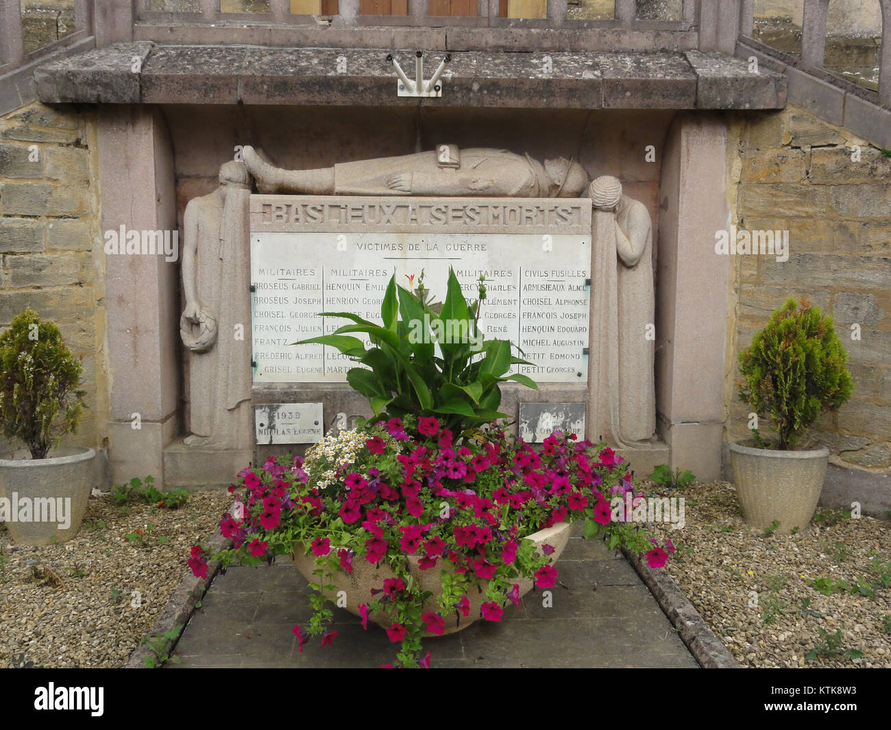 Das Monument aux morts in Baslieux, Meurthe-et-Moselle, Frankreich, erinnert an die Soldaten, die während der Weltkriege starben. Es dient als Hommage an die Opfer, die dem Land gebracht wurden. Stockfoto