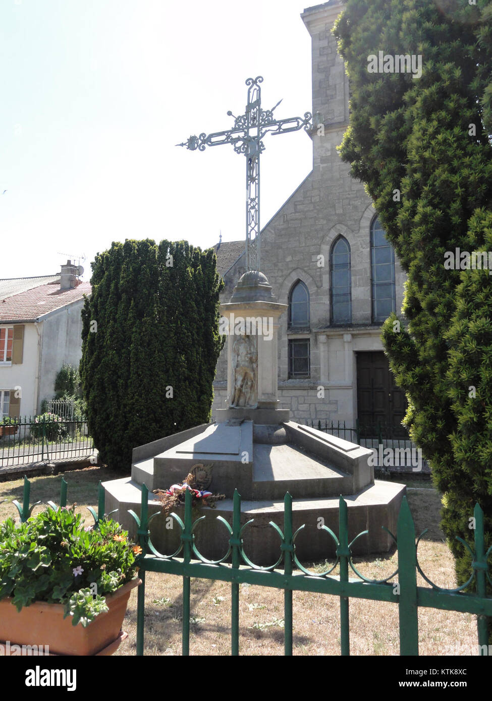 Das Avocourt Monument aux morts in Maas, Frankreich, erinnert an die Soldaten, die während des Ersten Weltkriegs starben. Es dient als Hommage an die Gefangenen und Verdammten in der Schlacht von Verdun, die in der Nähe des Gebiets stattfand. Stockfoto