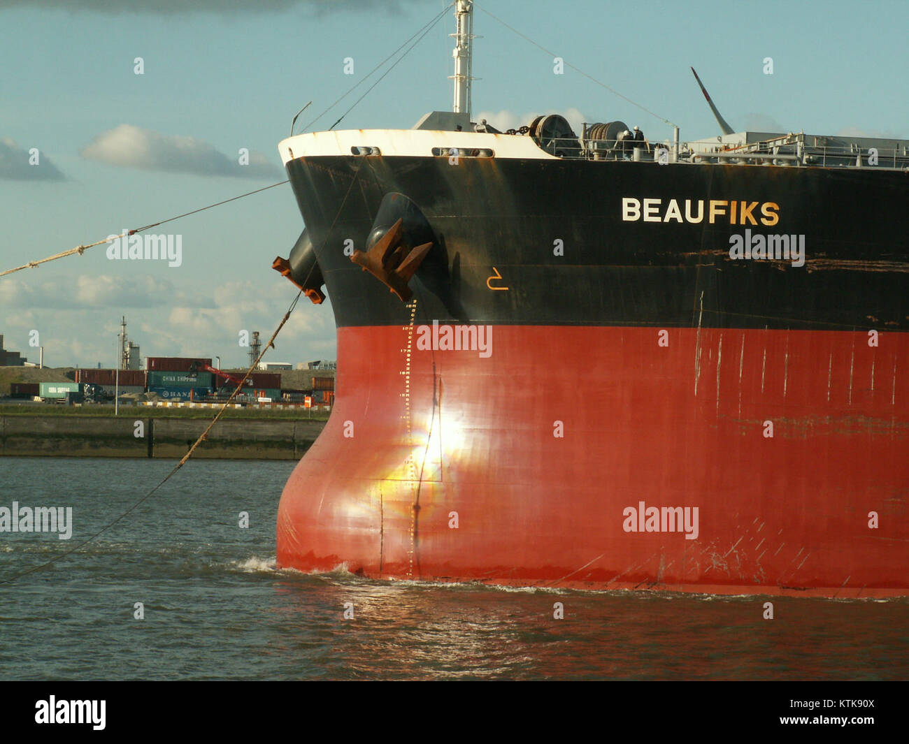 Die Beaufiks, ein Schiff, das anhand seiner IMO-Nummer und seines Rufzeichens identifiziert wird, wird am 1. Januar 2005 im belgischen Hafen angedockt und zeigt Seehandel und Logistik in einem wichtigen europäischen Hafen. Stockfoto