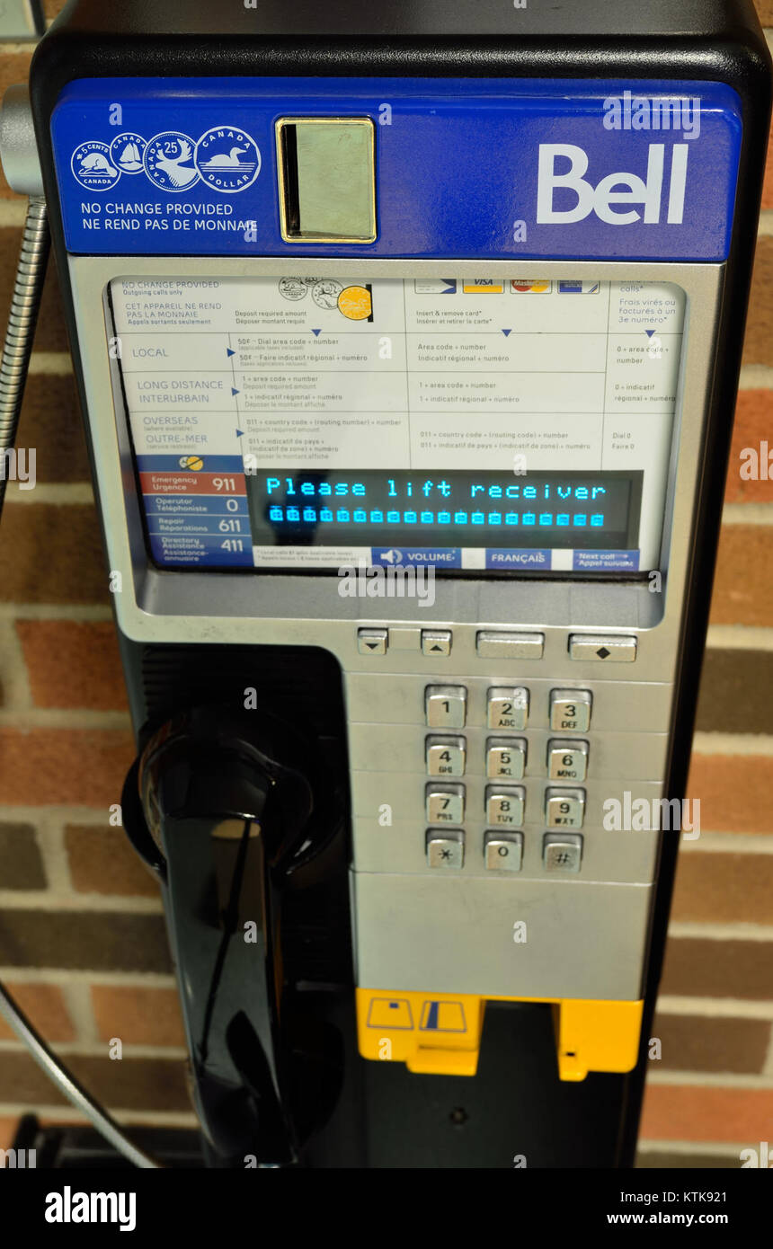 Das Bell Pay Phone, ein allgegenwärtiges Telekommunikationsgerät aus dem 20. Jahrhundert, wurde in ganz Nordamerika für öffentliche Anrufe eingesetzt. Dieses Bild spiegelt sein kultiges Design aus der Zeit wider. Stockfoto