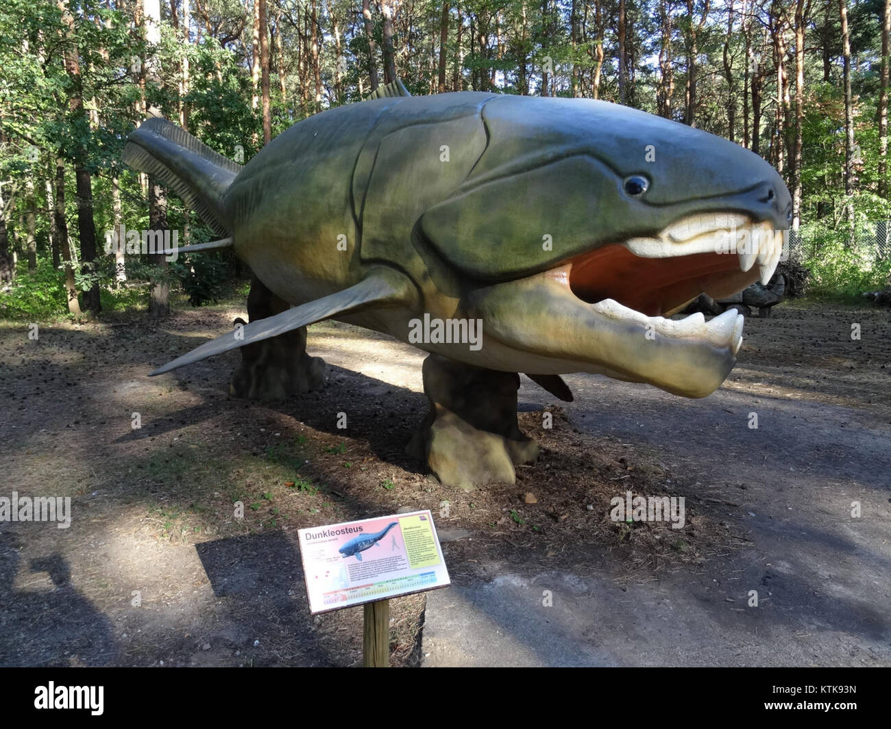Dieses Foto zeigt eine Szene aus der LPKiW-Ausstellung mit dem Titel „Zaginiony Åšwiat“ im Jahr 2015. Die Ausstellung konzentrierte sich auf verlorene Welten, mit Artefakten und Installationen, die historische und kulturelle Themen erforschten. Stockfoto