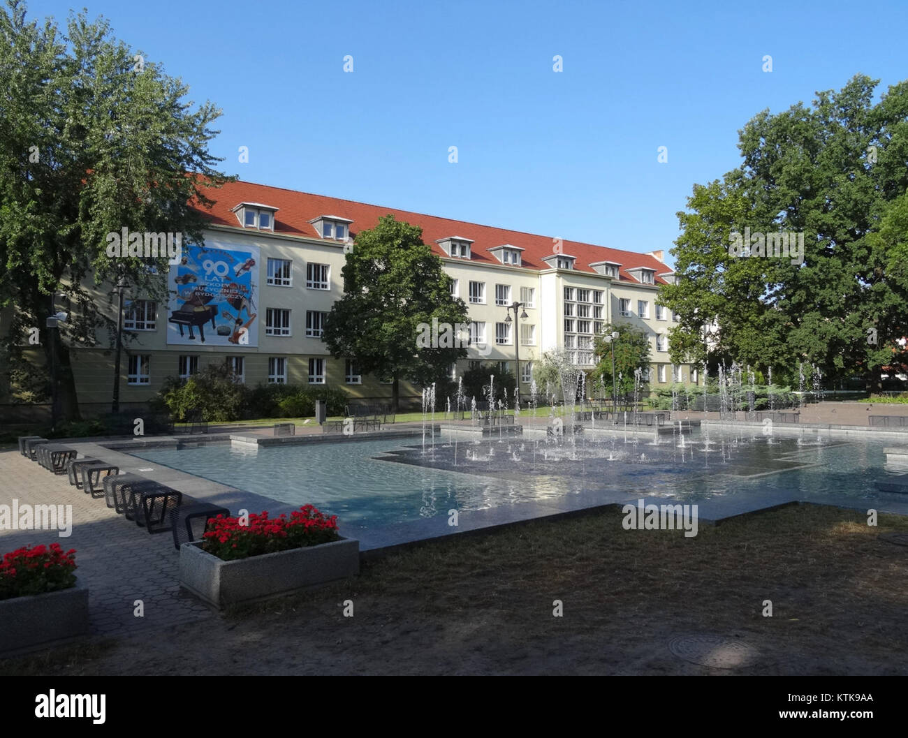Dieses Foto zeigt ein Ereignis in der ZSMuzycznych2, einer prominenten Musikschule. Das Bild von 2015 unterstreicht die Rolle der schoolâ bei der Förderung musikalischer Talente und ihren Beitrag zur Kunstbildung. Stockfoto