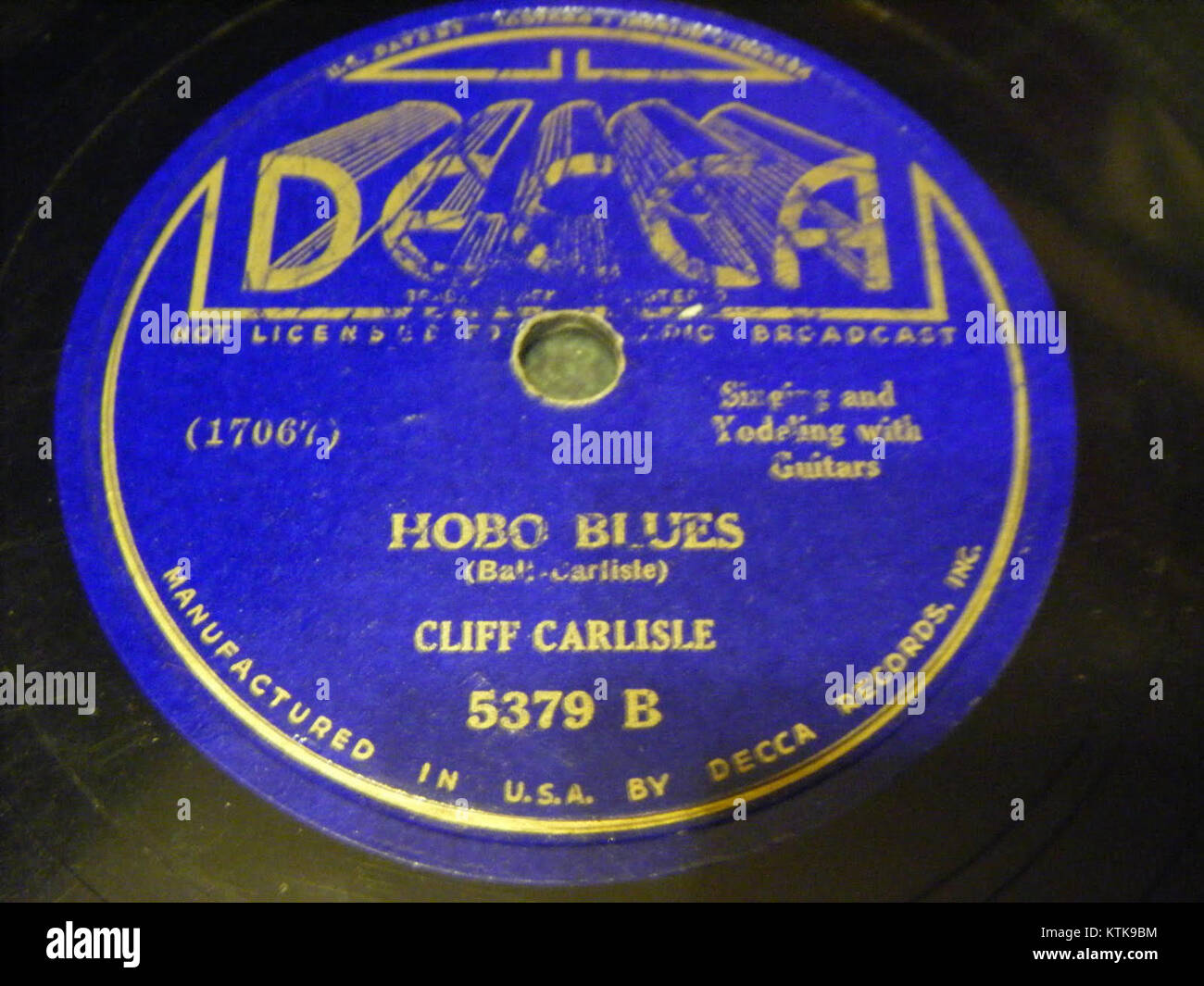 Decca 5379 B ist ein Label-Release, wahrscheinlich eines Blues-Albums mit dem Titel Hobo Blues. Es repräsentiert ein Stück Musikgeschichte, das mit dem Blues-Genre vom Anfang bis Mitte des 20. Jahrhunderts assoziiert ist. Stockfoto