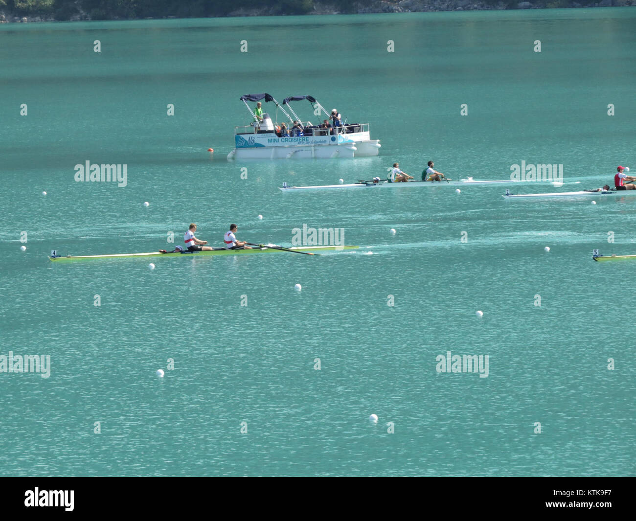 Ein Foto von der Ruderweltmeisterschaft 2015, das einen wichtigen Moment des Rennens zeigt und die Intensität und Athletik der Teilnehmer einfängt. Stockfoto