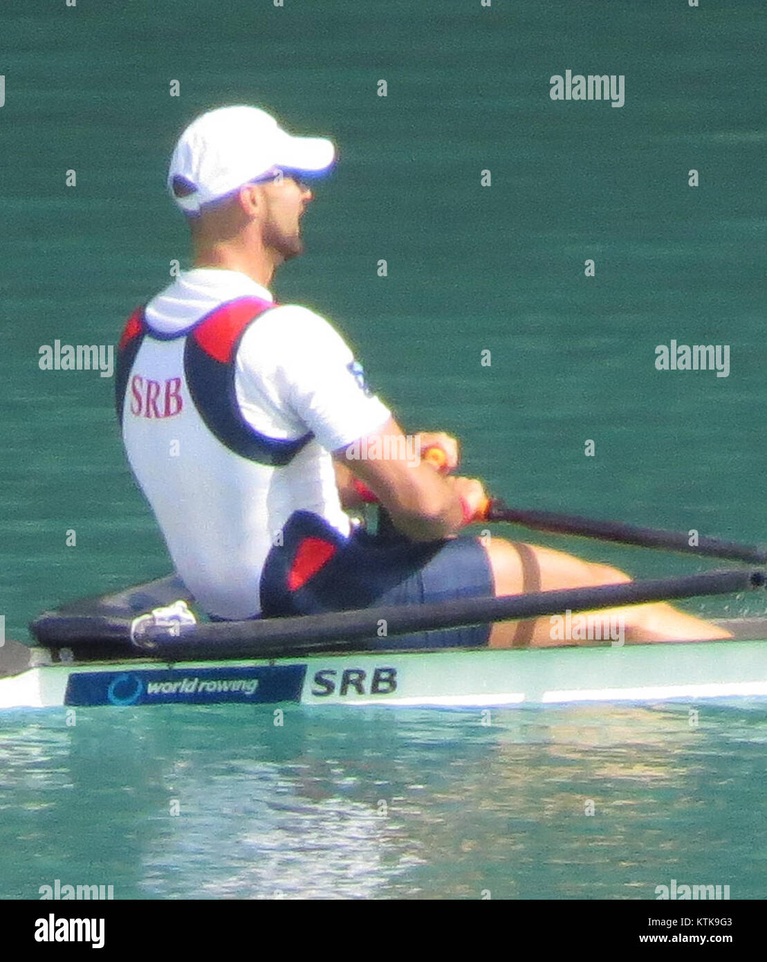 Dieses zugeschnittene Bild der Aviron-Weltmeisterschaft 2015 zeigt ein Ruderevent, das die Athletik und die Wettkämpfe des internationalen Ruderns einfängt. Stockfoto