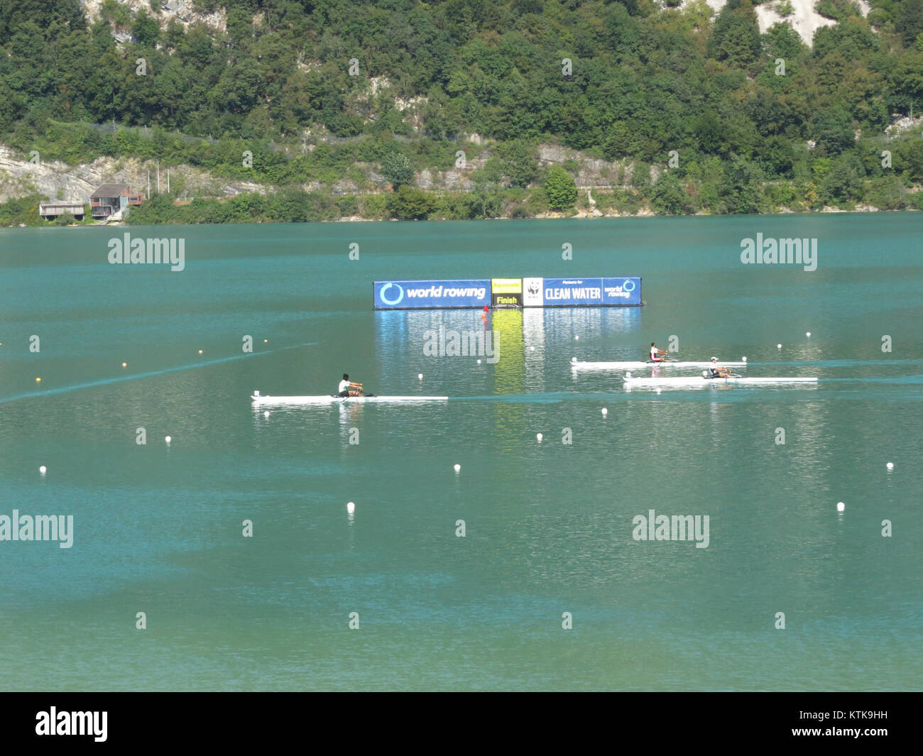 Die Weltmeisterschaft 2015 im Rudern, die in Aviron ausgetragen wurde, war ein prestigeträchtiges Ereignis im internationalen Ruderkalender. Athleten aus aller Welt traten in verschiedenen Kategorien an, wobei der Wettbewerb als Qualifikation für die Olympischen Spiele 2016 diente. Die Veranstaltung zeigte herausragende sportliche Leistung und Entschlossenheit im Rudersport. Stockfoto