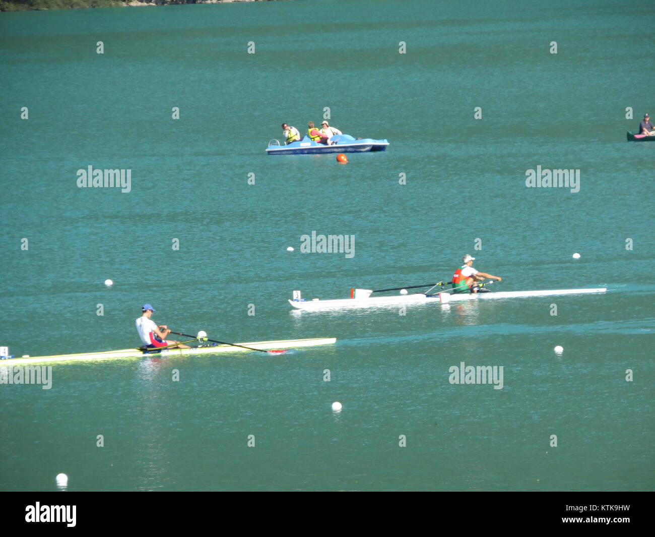 Ein Foto, das eine Veranstaltung bei der Aviron-Weltmeisterschaft 2015, einem führenden internationalen Ruderwettbewerb, aufnimmt. Das Bild zeigt die Intensität und den Wettkampfcharakter des Sports während dieser Veranstaltung. Stockfoto