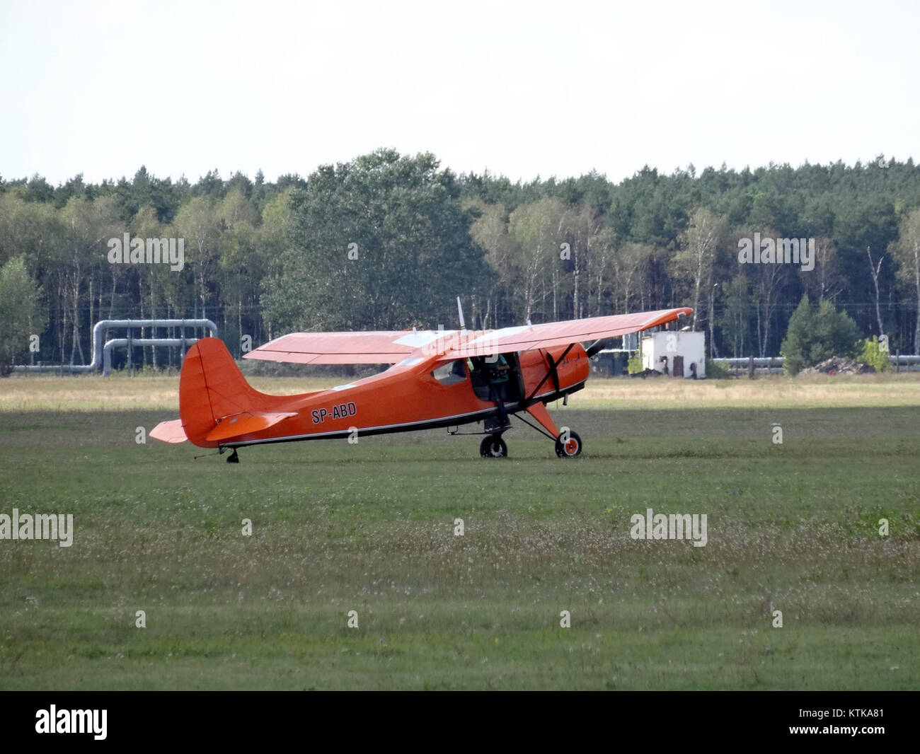 Ein Gebäude, das mit dem „Areoklub“ verbunden ist und sich wahrscheinlich auf einen Flugklub oder eine Einrichtung bezieht. Das Bild zeigt die Struktur und die Aktivitäten im Zusammenhang mit der Luftverkehrsgemeinschaft oder dem Flugplatzbetrieb. Stockfoto