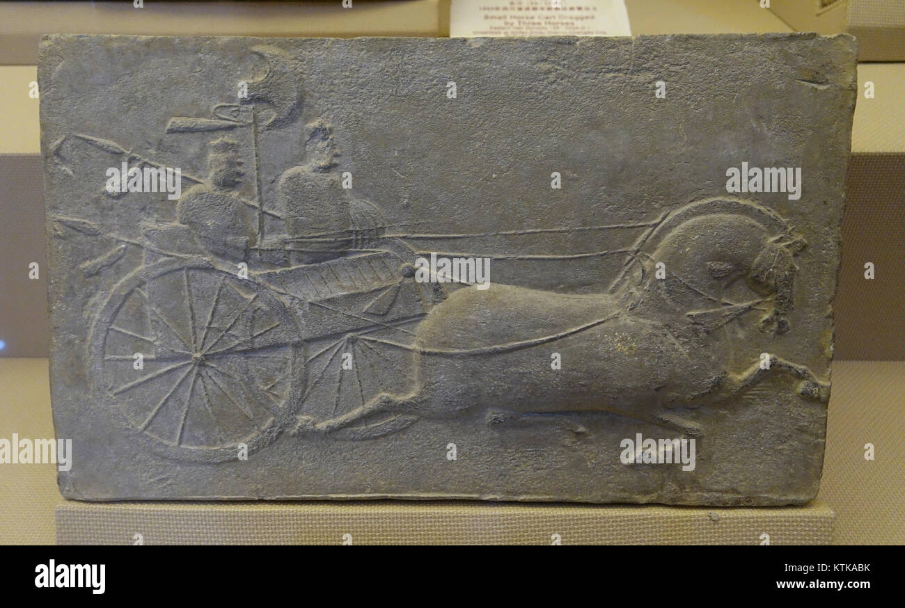 Ein alter Axtwagen aus der östlichen Han-Dynastie (25-220 n. Chr.) wurde in Taiping, Pengzhou, China, ausgegraben. Das Artefakt ist Teil einer Sammlung von Grabfliesen im Sichuan Provincial Museum in Chengdu, China. Der Wagen, der bei Begräbnisritualen verwendet wird, spiegelt die technologischen und kulturellen Fortschritte der Zeit wider. Stockfoto