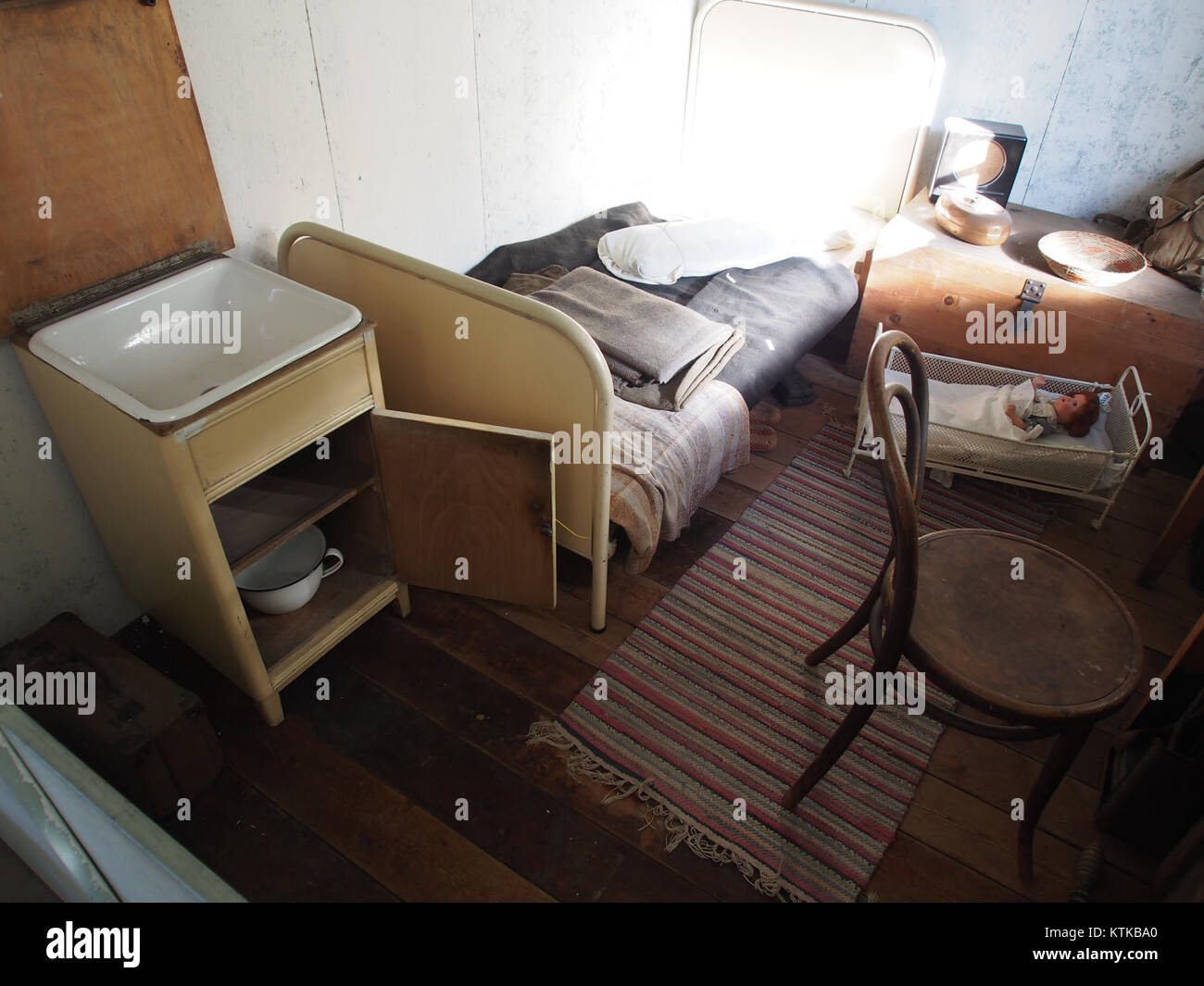 Auto & Uhrenwelt Schramberg ist ein Museum, das die Geschichte der Automobile und Uhren zeigt. Das Bild von 1946 zeigt wahrscheinlich eine vorübergehende Unterkunft, die das Nachkriegsleben und den Wiederaufbau der Region in Deutschland hervorhebt. Stockfoto