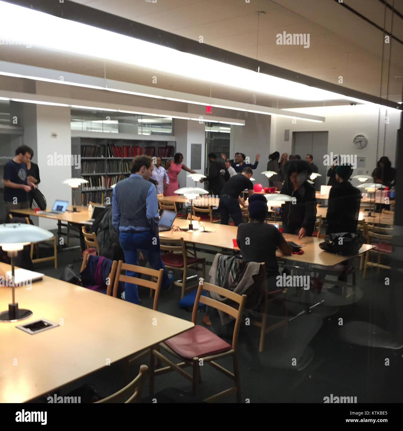 Diese Ausstellung im Museum of Modern Art (MoMA) feiert Jean-Michel Basquiats Werk und hebt seine künstlerische Entwicklung und kulturelle Wirkung hervor. Mit 55 zeigt die Retrospektive seinen dynamischen Umgang mit Kunst, seinen Einfluss auf die zeitgenössische Kultur und sein Vermächtnis in der modernen Kunstwelt. Stockfoto