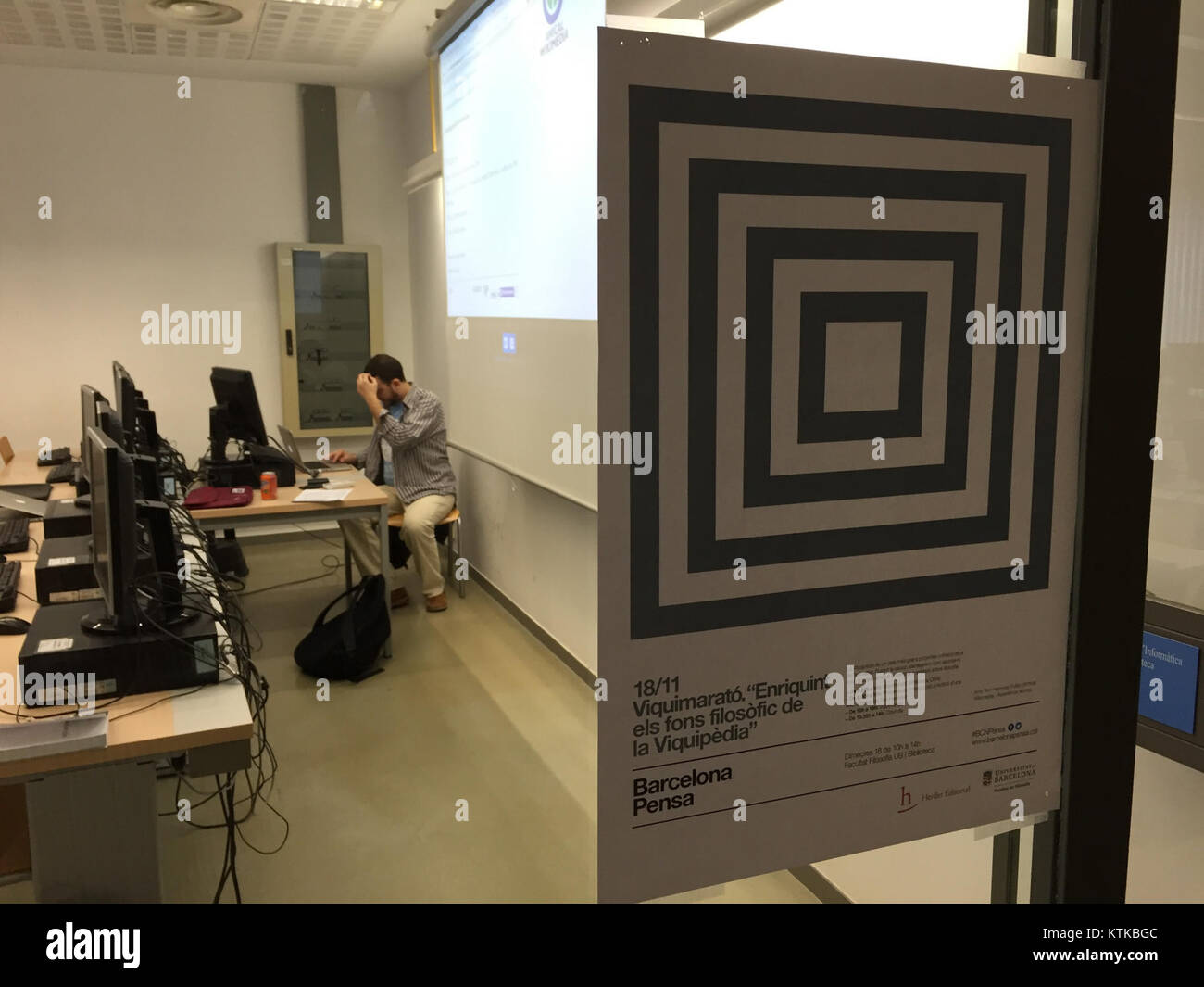 Die Ausgabe der Barcelona Pensa 2015 war eine Veranstaltung, die sich auf die Bearbeitung und Verbesserung von Wikipedia-Artikeln konzentrierte, mit besonderem Schwerpunkt auf der Steigerung der Inhalte, die mit der katalanischen Kultur und dem katalanischen Erbe zusammenhängen. Die Veranstaltung förderte die Zusammenarbeit zwischen den Teilnehmern, um die Qualität der online verfügbaren Informationen zu verbessern. Stockfoto