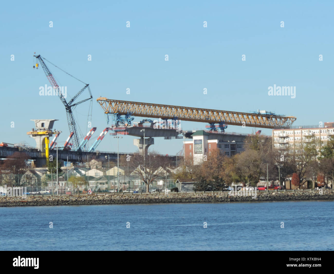 Die Bayonne-Brücke, bekannt für ihr unverwechselbares Design, wird aus dem Faber Park mit ihren neuen Deck und strukturellen Merkmalen erobert. Stockfoto