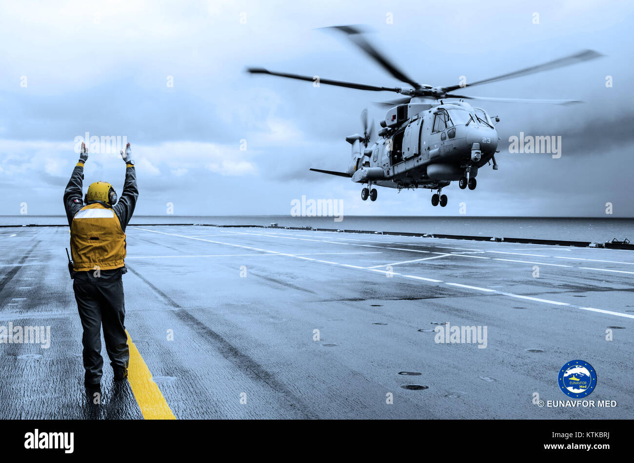 Die EH 101 Cavour ist ein italienisches amphibisches Angriffsschiff, das verschiedene Marineoperationen unterstützen soll. Es wird von der italienischen Marine für verschiedene Rollen genutzt, darunter Transport, Luftunterstützung und amphibische Kriegsführung. Stockfoto