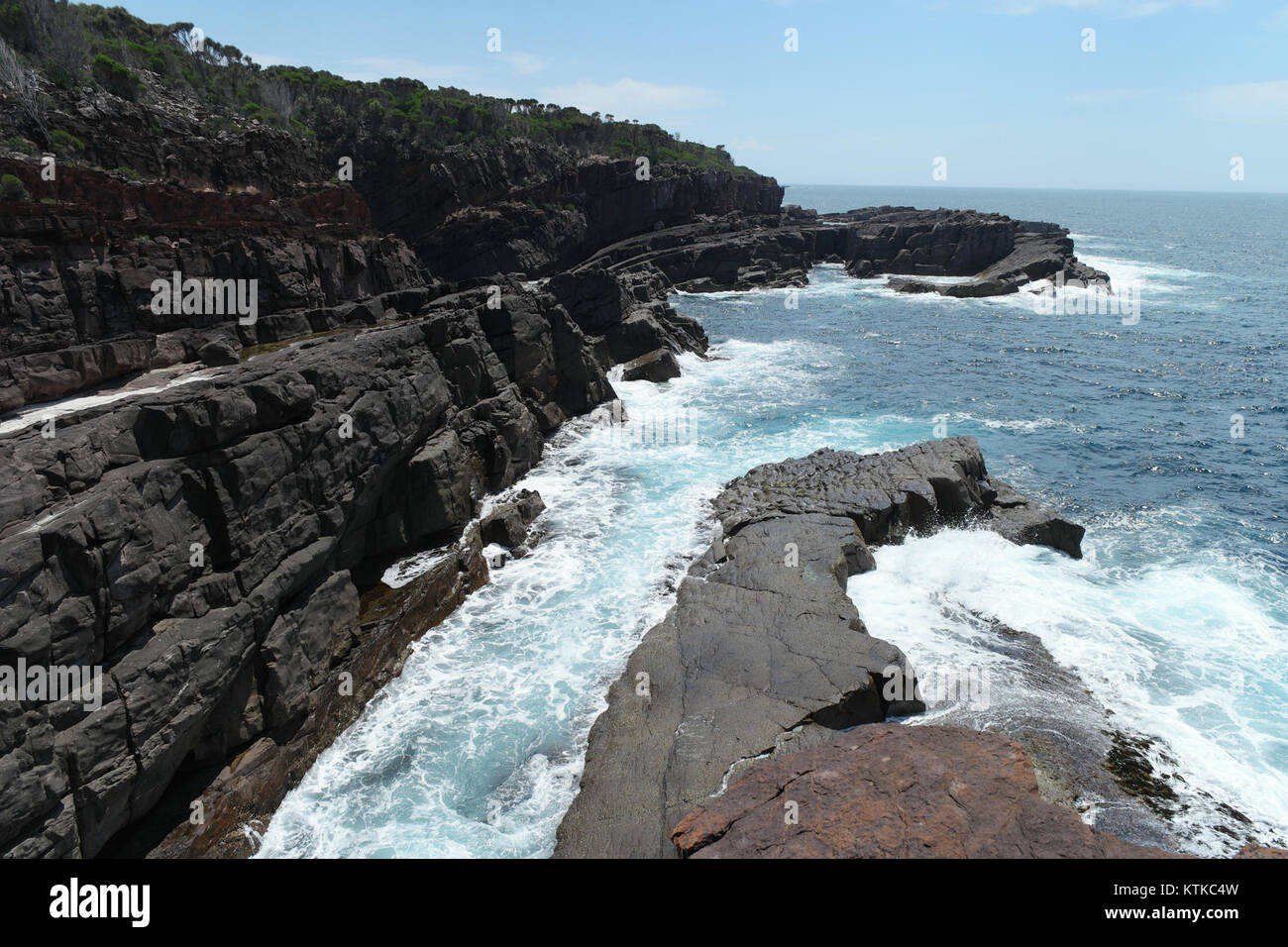 Der Ben Boyd National Park in New South Wales, Australien, ist bekannt für seine vielfältigen Ökosysteme, malerischen Landschaften und Outdoor-Freizeitmöglichkeiten. Stockfoto