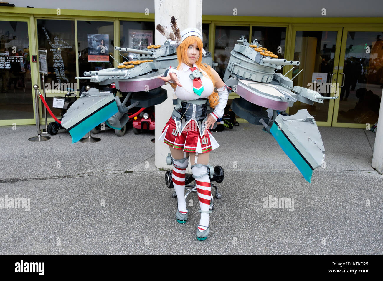 Dieses Bild zeigt einen Cosplayer, der als Fleet Girl aus dem beliebten Spiel „Kantai Collection“ gekleidet ist und speziell das Schlachtschiff Littorio auf der FF27 2016 darstellt. Stockfoto