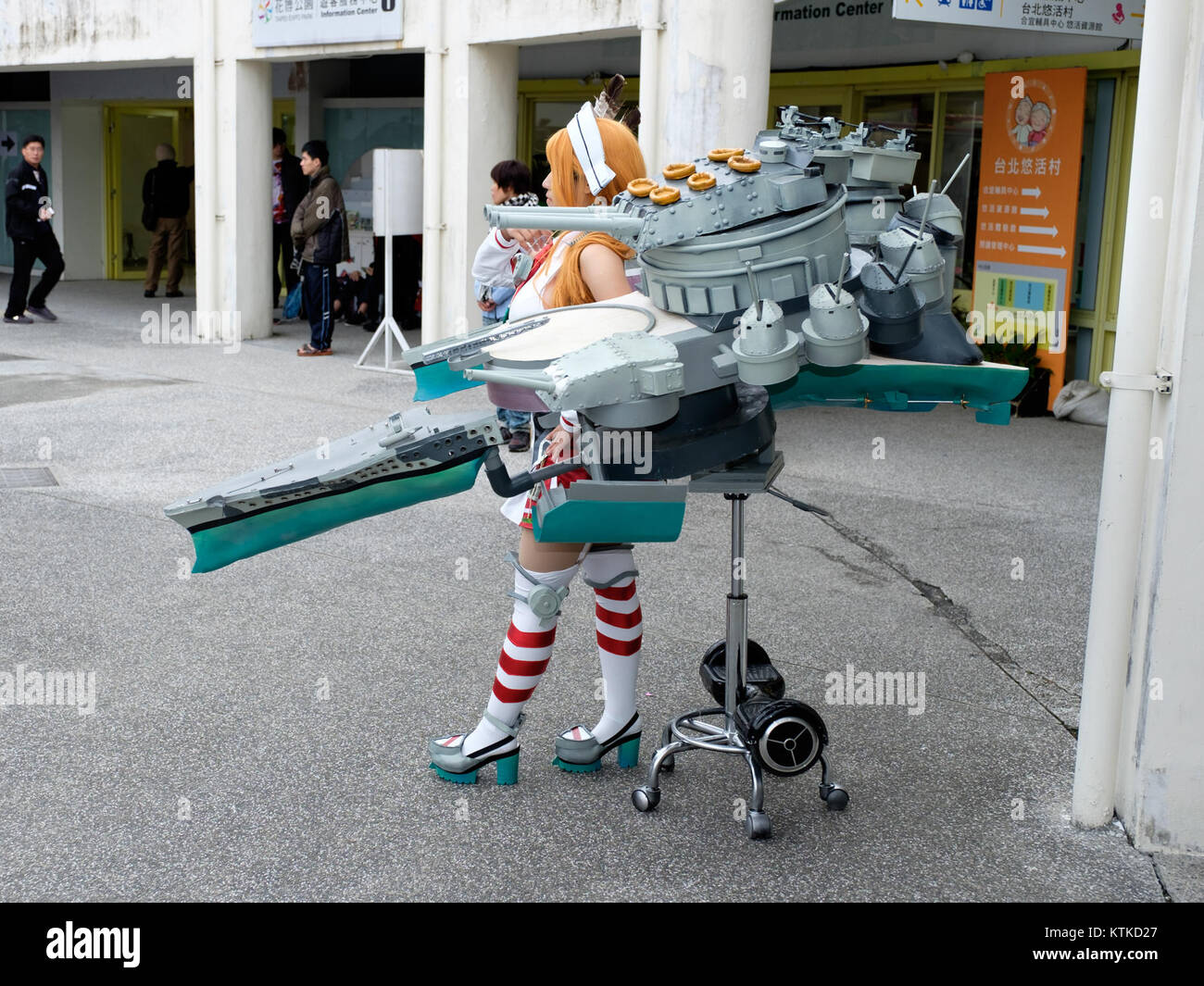 Dieses Bild zeigt einen Cosplayer, der als Fleet Girl-Version des italienischen Schlachtschiffs Littorio gekleidet ist und auf der FF27 gezeigt wurde, einer Veranstaltung, die sich der Anime- und Cosplay-Kultur widmet. Stockfoto