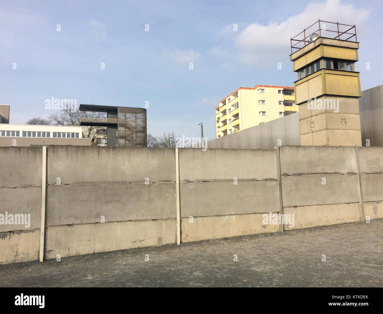 Die Berliner Mauer war eine historische Barriere, die Ost- und West-Berlin von 1961 bis 1989 trennte. Der Abschnitt Mitte ist ein Symbol der Zeit des Kalten Krieges und der Teilung Deutschlands. Stockfoto