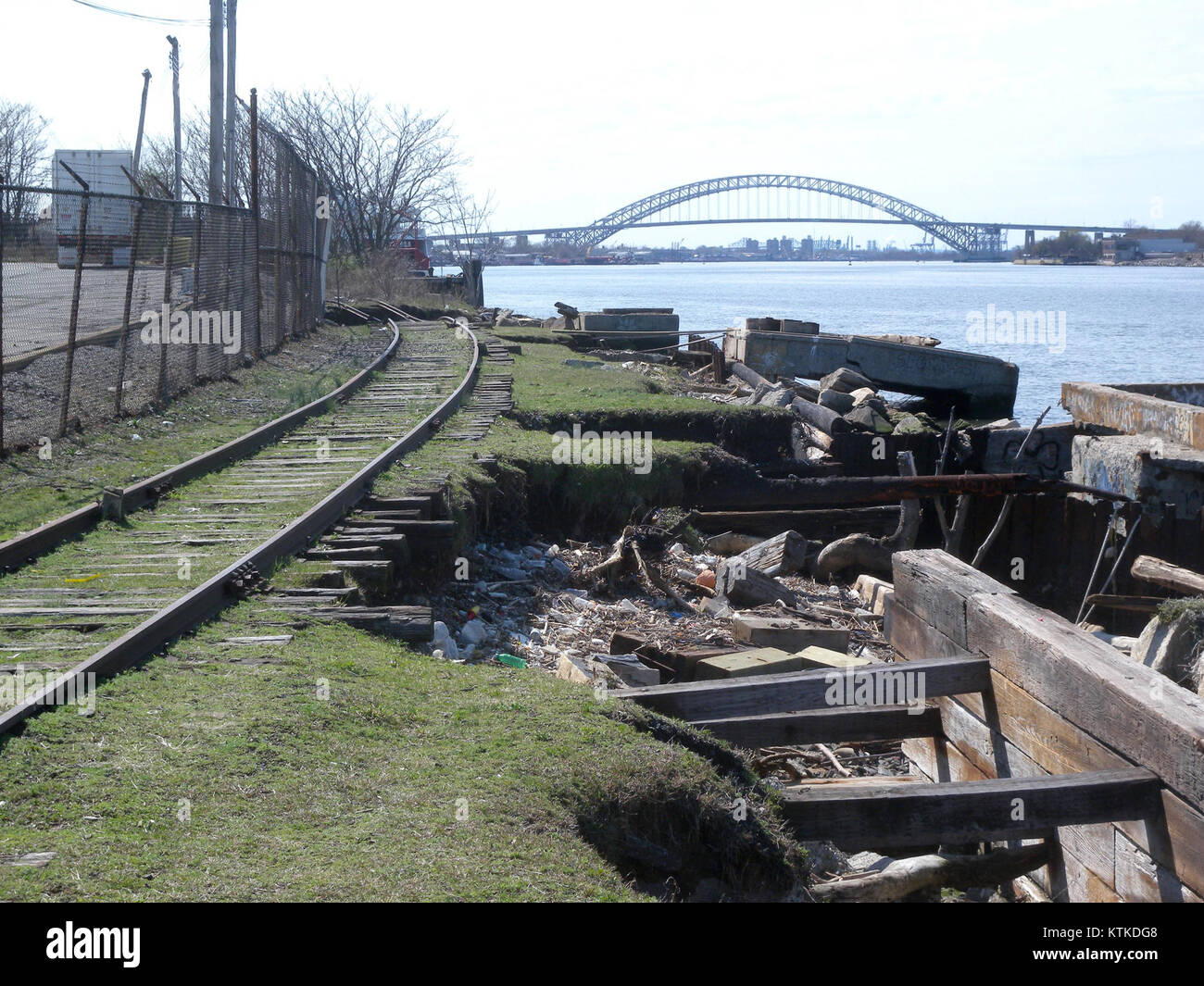 Abbildung der Bard Avenue auf der Staten Island Rapid Transit (SIRT)-Linie, die den Standort und die Zugverbindung zeigt. Stockfoto