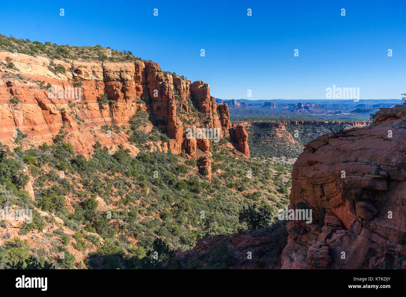 Bear Mountain Trail No. 54 ist ein beliebter Wanderweg im Bear Mountain State Park, New York. Es bietet eine malerische Aussicht und ist Teil des ausgedehnten Wandersystems in der Gegend. Stockfoto