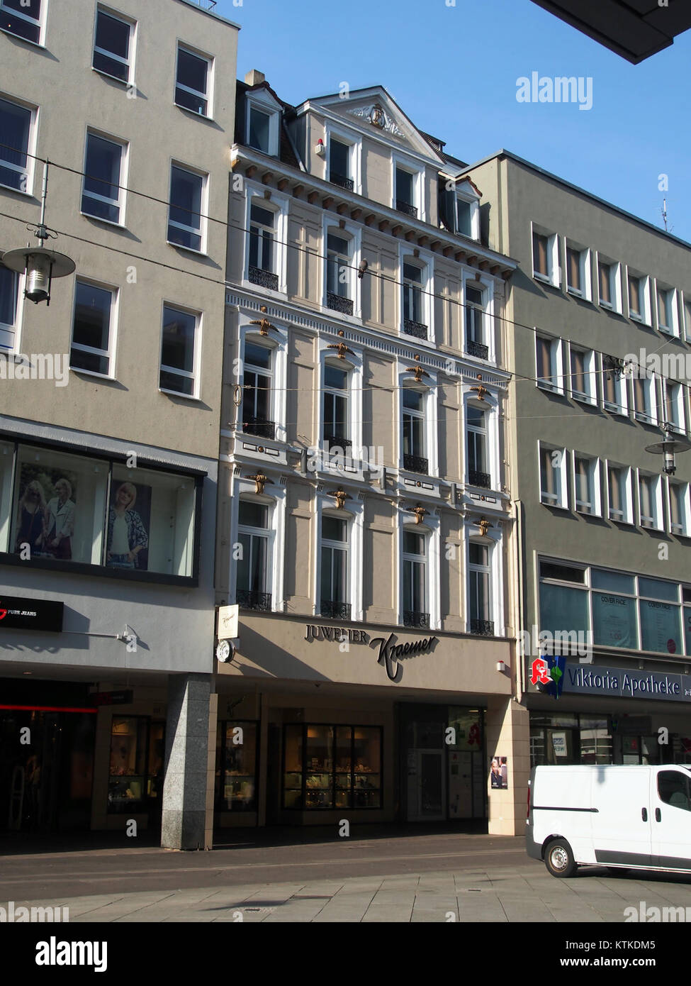 Die Bahnhofstrasse ist eine bekannte Einkaufsstraße in Zürich, die für ihre luxuriösen Boutiquen, Banken und feinen Restaurants bekannt ist. Es ist ein wichtiges Geschäftsviertel in der Stadt und bietet eine Mischung aus internationalen und lokalen Marken, umgeben von ikonischen Gebäuden und Wahrzeichen, was zu Zürichs pulsierendem Wirtschafts- und Tourismussektor beiträgt. Stockfoto