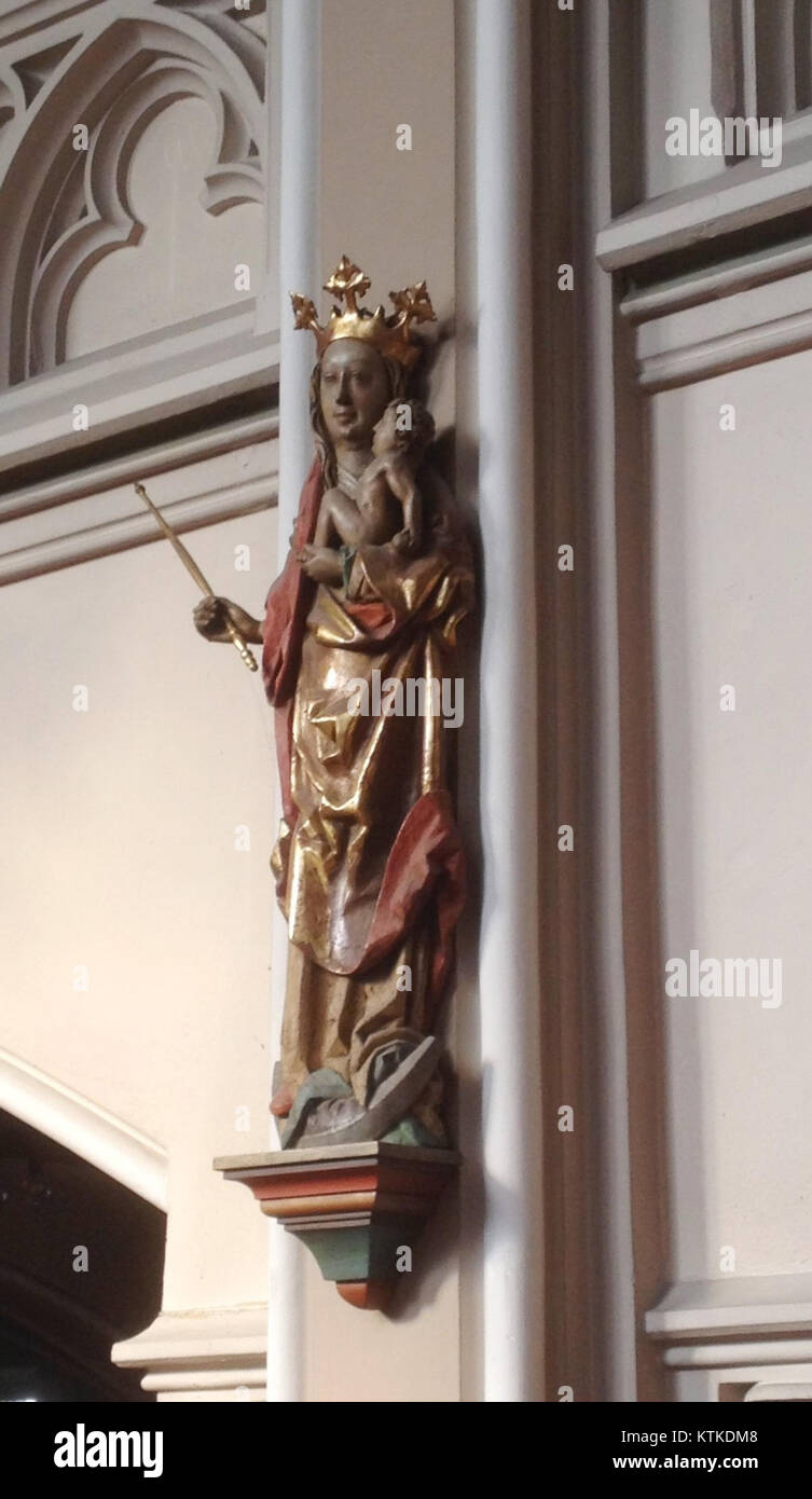 Die Lutherkirche in Bad Harzburg mit einer Mondsichelmadonna, einem religiösen Kunstwerk, das die Jungfrau Maria mit einem Halbmond darstellt, ein Symbol ihrer Reinheit und Gnade. Stockfoto