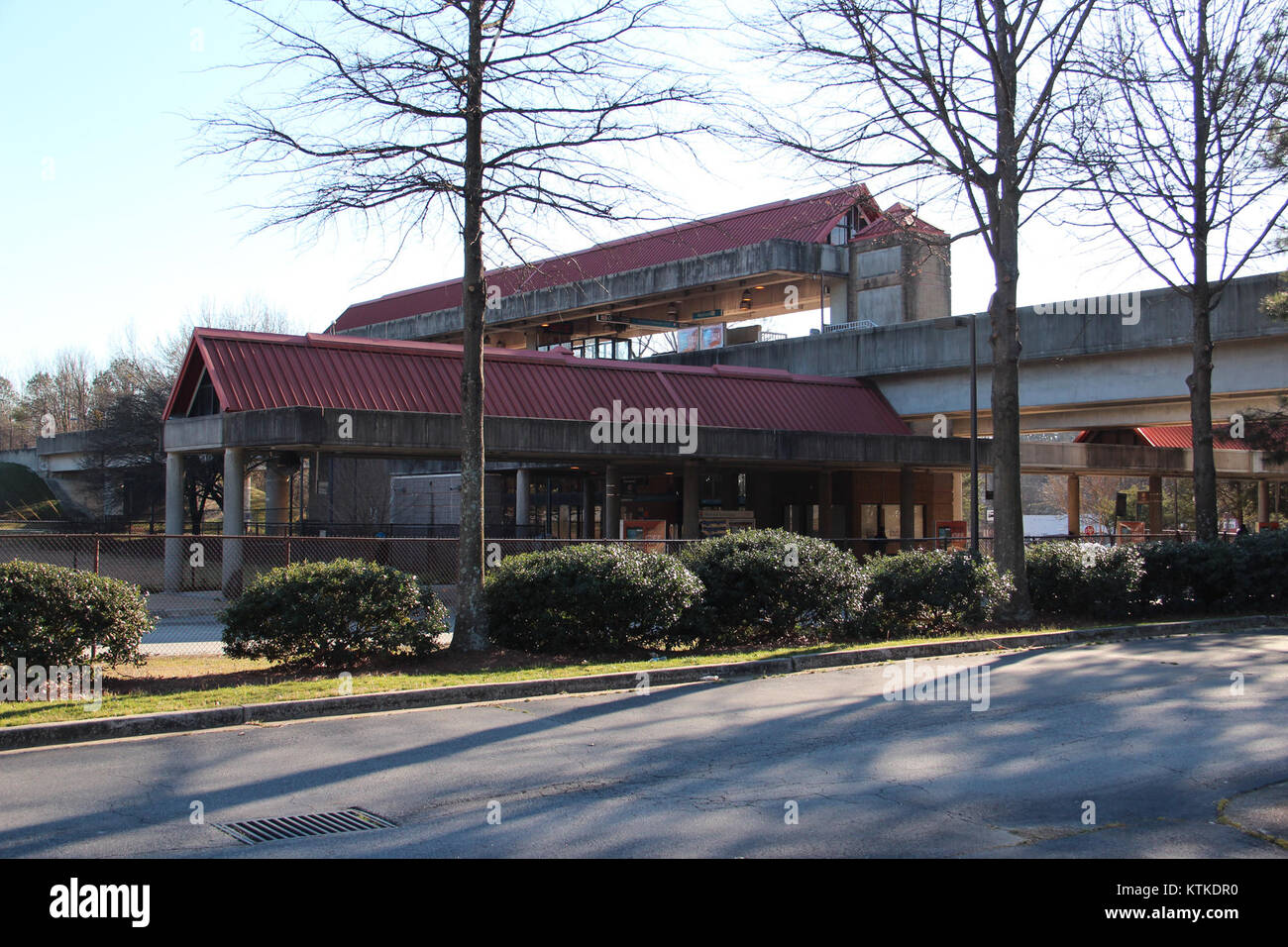 Der Bahnhof Bankhead MARTA in Atlanta ist ein wichtiger öffentlicher Nahverkehr, der Zugang zum städtischen Eisenbahnnetz bietet. Der Bahnhof spielt eine Schlüsselrolle im Verkehrsnetz der Stadt und verbindet Einwohner und Besucher mit verschiedenen Zielen in der Metropolregion. Stockfoto