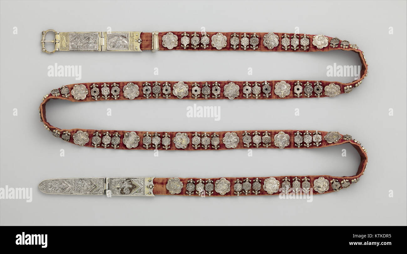 Der Gürtel, katalogisiert als MET DP701989, ist ein Beispiel für ein historisches Accessoire im Metropolitan Museum of Art Es repräsentiert die Handwerkskunst- und Designtrends seiner Zeit. Stockfoto