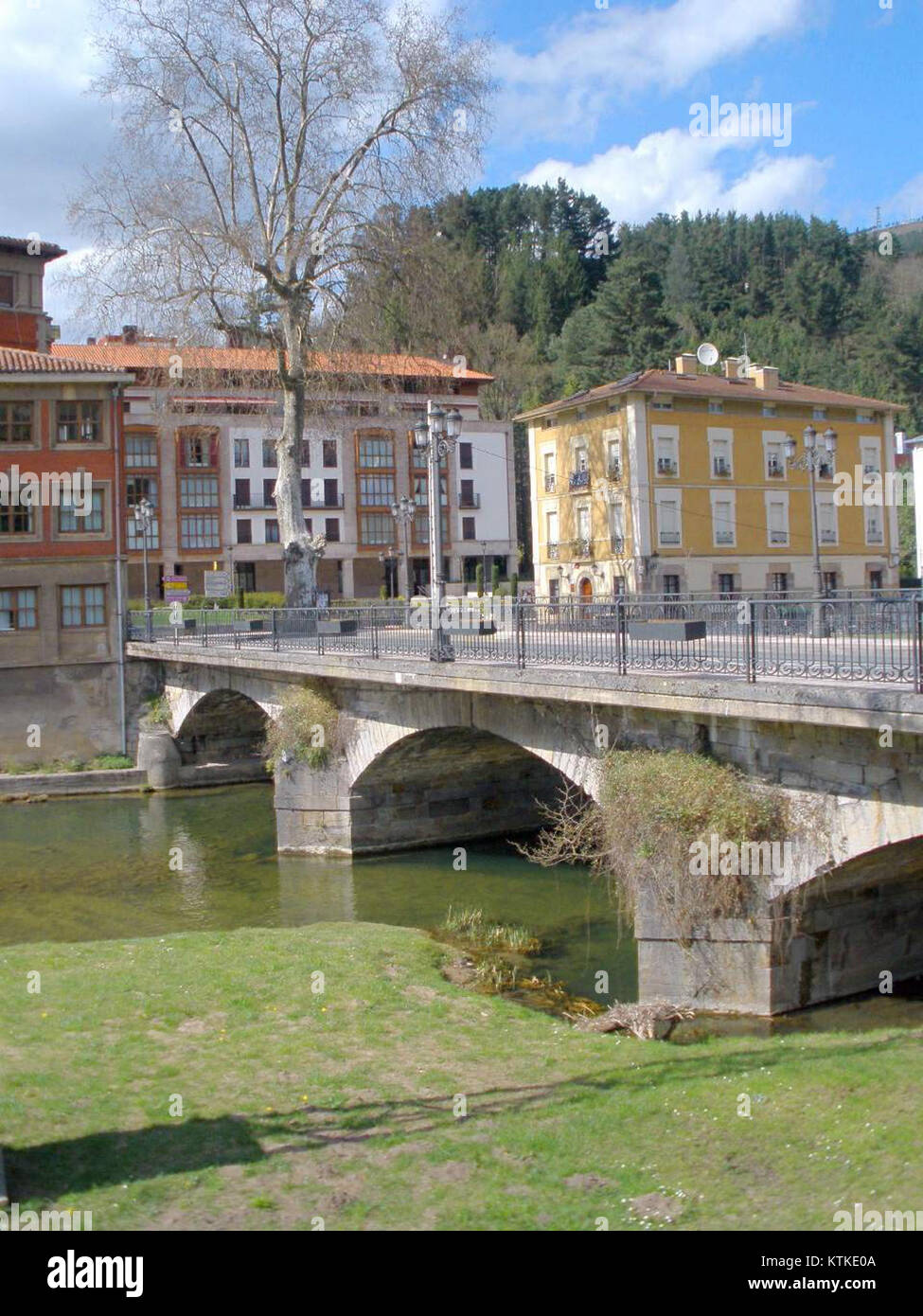 Balmaseda ist eine Stadt im Baskenland Spaniens. Bekannt für seine historischen Stätten und die traditionelle spanische Architektur, ist es ein bedeutendes kulturelles Reiseziel. Stockfoto
