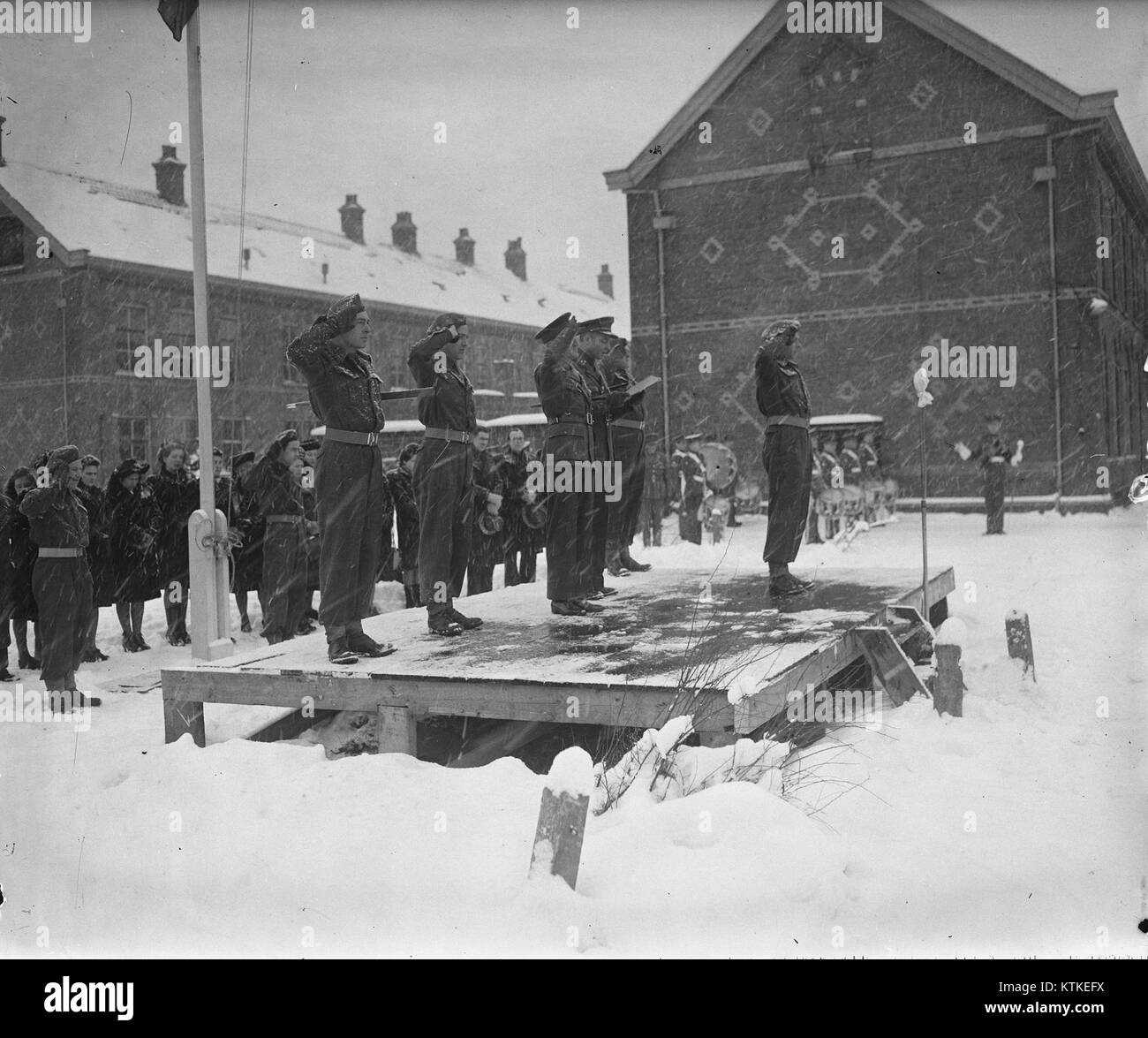 Dieses Bild zeigt die Beediging-Zeremonie in Amersfoort, Niederlande, die in einem historischen Archiv erfasst wurde. Die Veranstaltung bezieht sich wahrscheinlich auf eine religiöse oder standesamtliche Zeremonie, die für die lokale Kultur oder Gemeinschaft von Bedeutung ist. Die Archivierungsreferenznummer gibt ihre Bedeutung im historischen Datensatz der Region an. Stockfoto