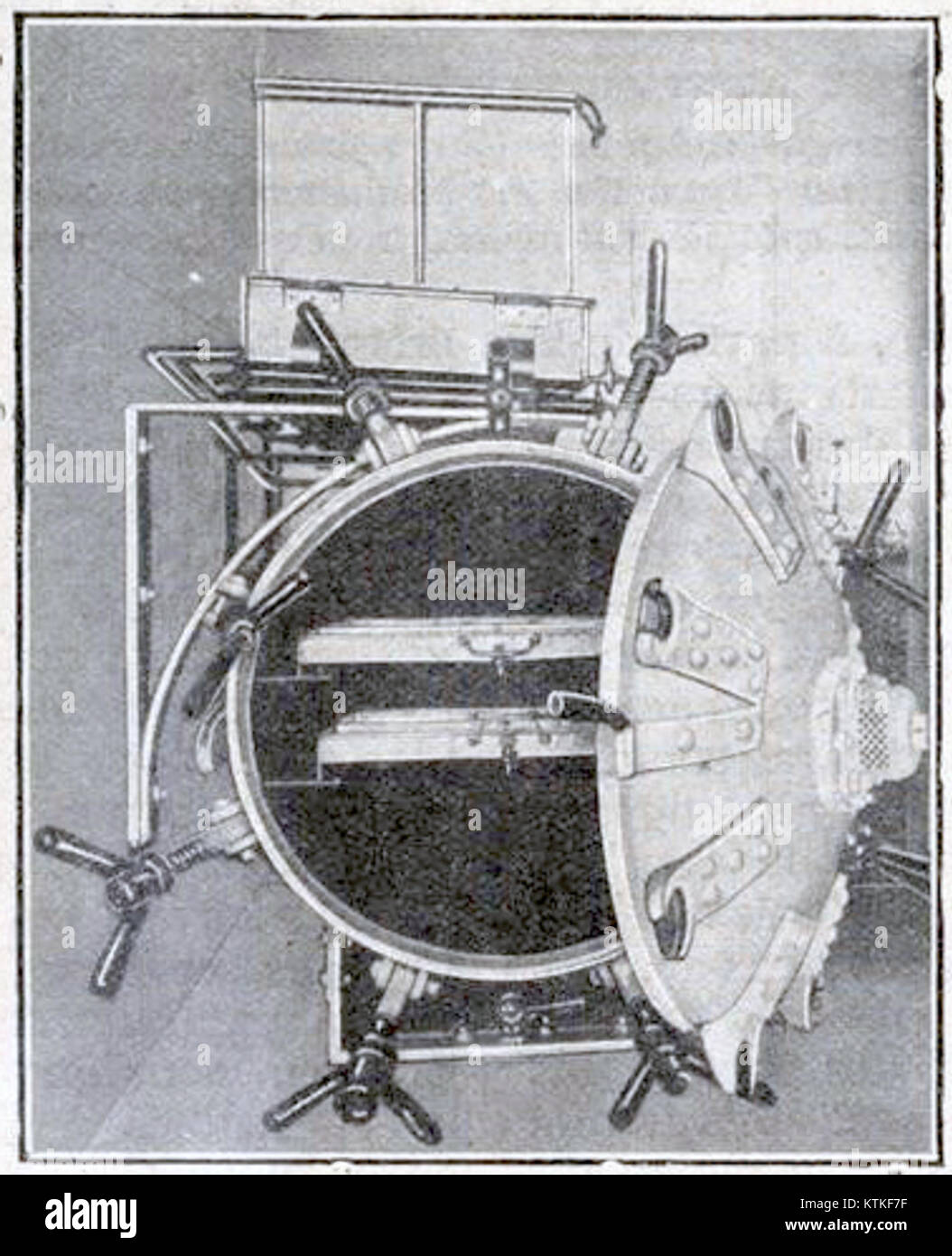 Der Autoclave Marcille ouvert ist ein medizinisches Instrument, das in Sterilisationsverfahren verwendet wird und speziell für die Hochdruckdampfsterilisation entwickelt wurde, um die Sicherheit und Hygiene medizinischer Geräte zu gewährleisten. Stockfoto