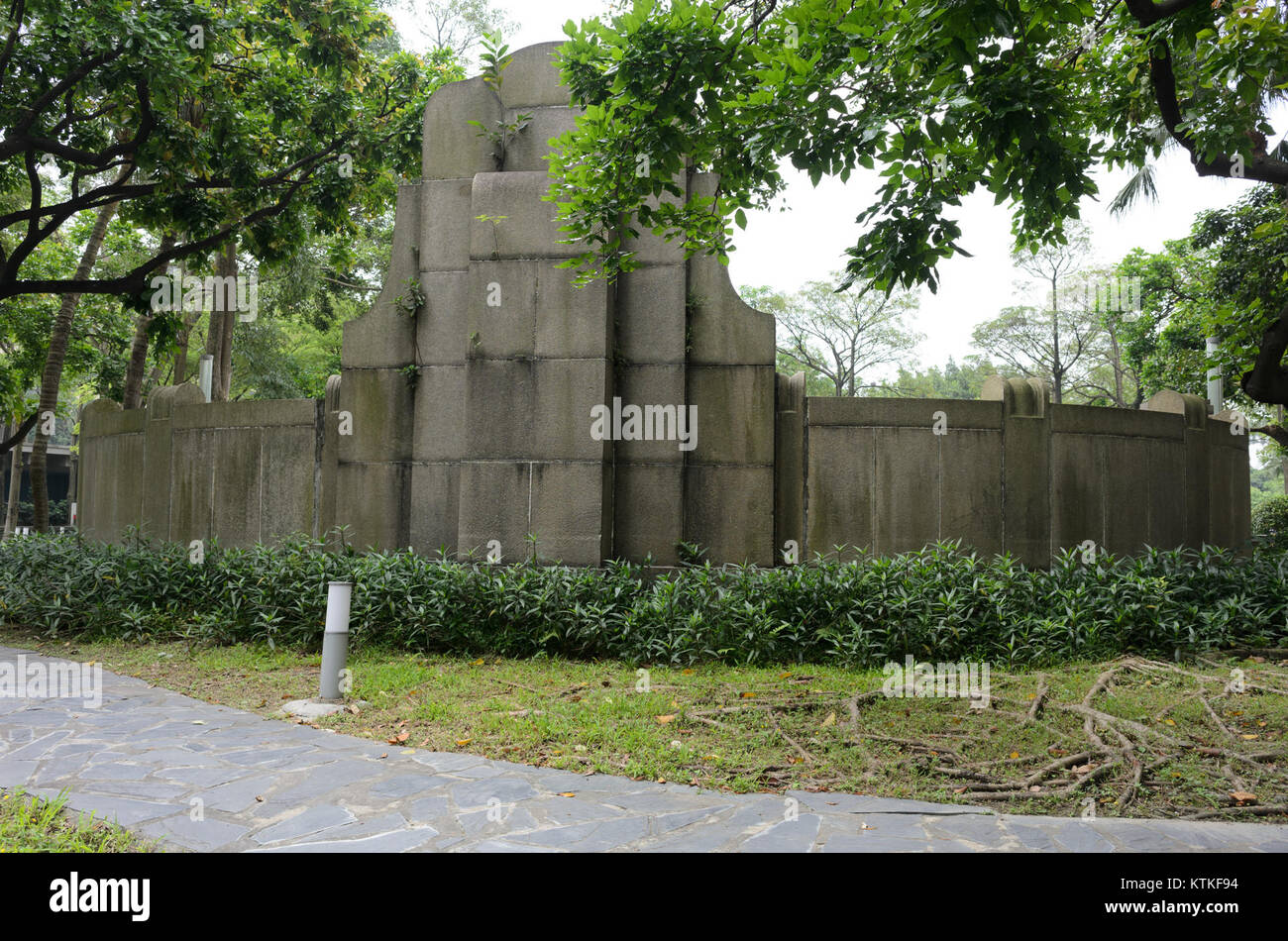 Die hintere Wand der Konfuzius-Statue in New Park, die sich in einem öffentlichen Park befindet, zeigt die große, imposante Statue des Konfuzius. Die Rückwand dient als Kulisse für die Statue und trägt zu ihrer visuellen Wirkung bei. Die Statue ist eine Hommage an den chinesischen Philosophen Konfuzius, bekannt für seine Lehren über Ethik, Moral und Regierungsführung und dient als Bildungs- und Kulturdenkmal. Stockfoto