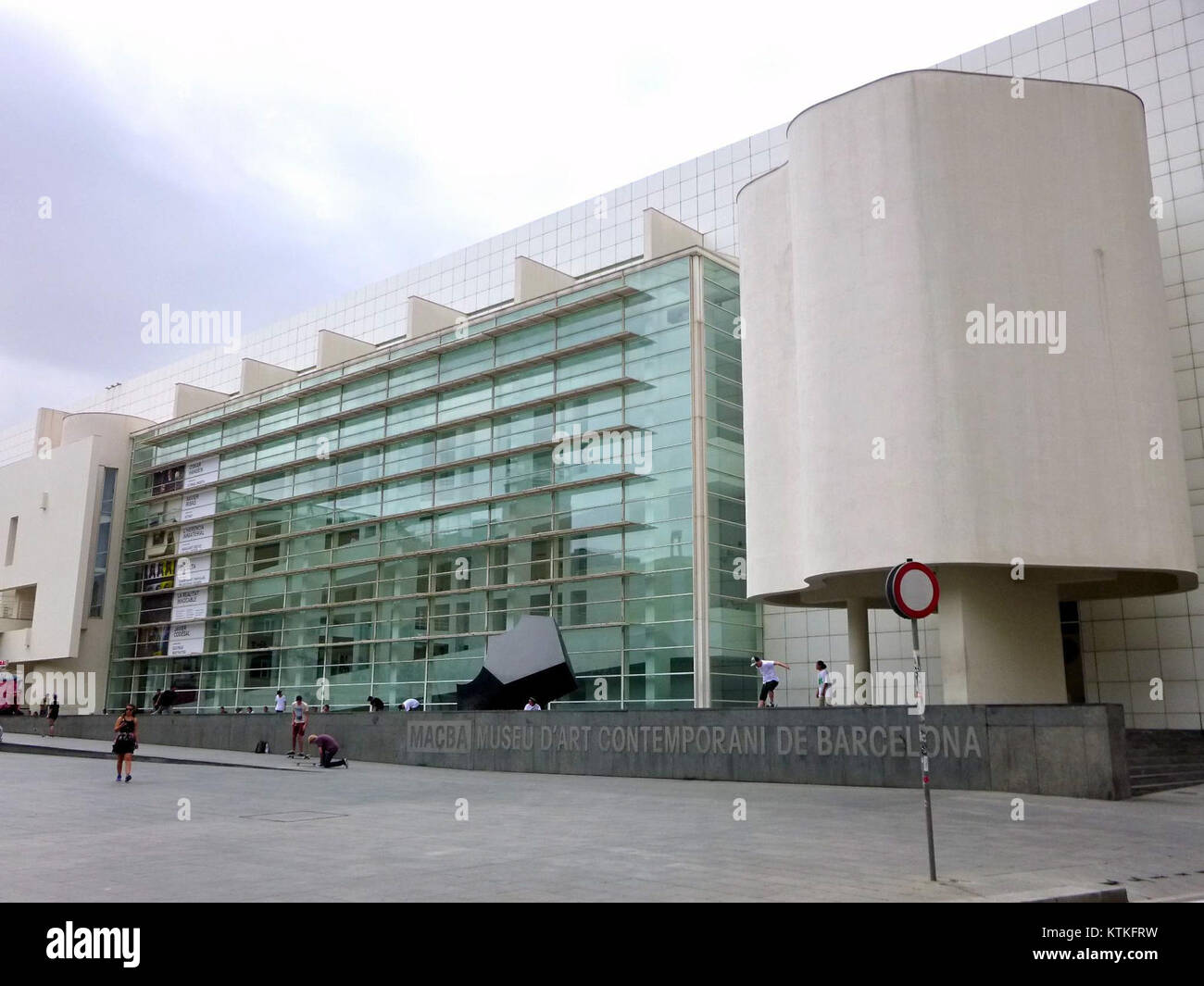 Das Museu d'Art Contemporani de Barcelona (MACBA) ist ein Museum für zeitgenössische Kunst in Barcelona, Spanien. Es beherbergt eine Sammlung von Kunstwerken aus der Mitte des 20. Jahrhunderts mit verschiedenen modernen Kunstbewegungen sowie spanischen und internationalen Künstlern. Stockfoto