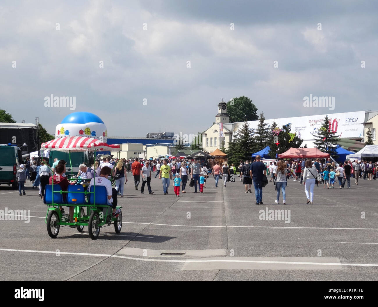Ein Foto von der BDG Air Fair, die am 20. Mai 2016 stattfand, mit dem verschiedene Flugzeug- und Luftfahrtbegeisterte bei der Veranstaltung festgehalten wurden. Stockfoto