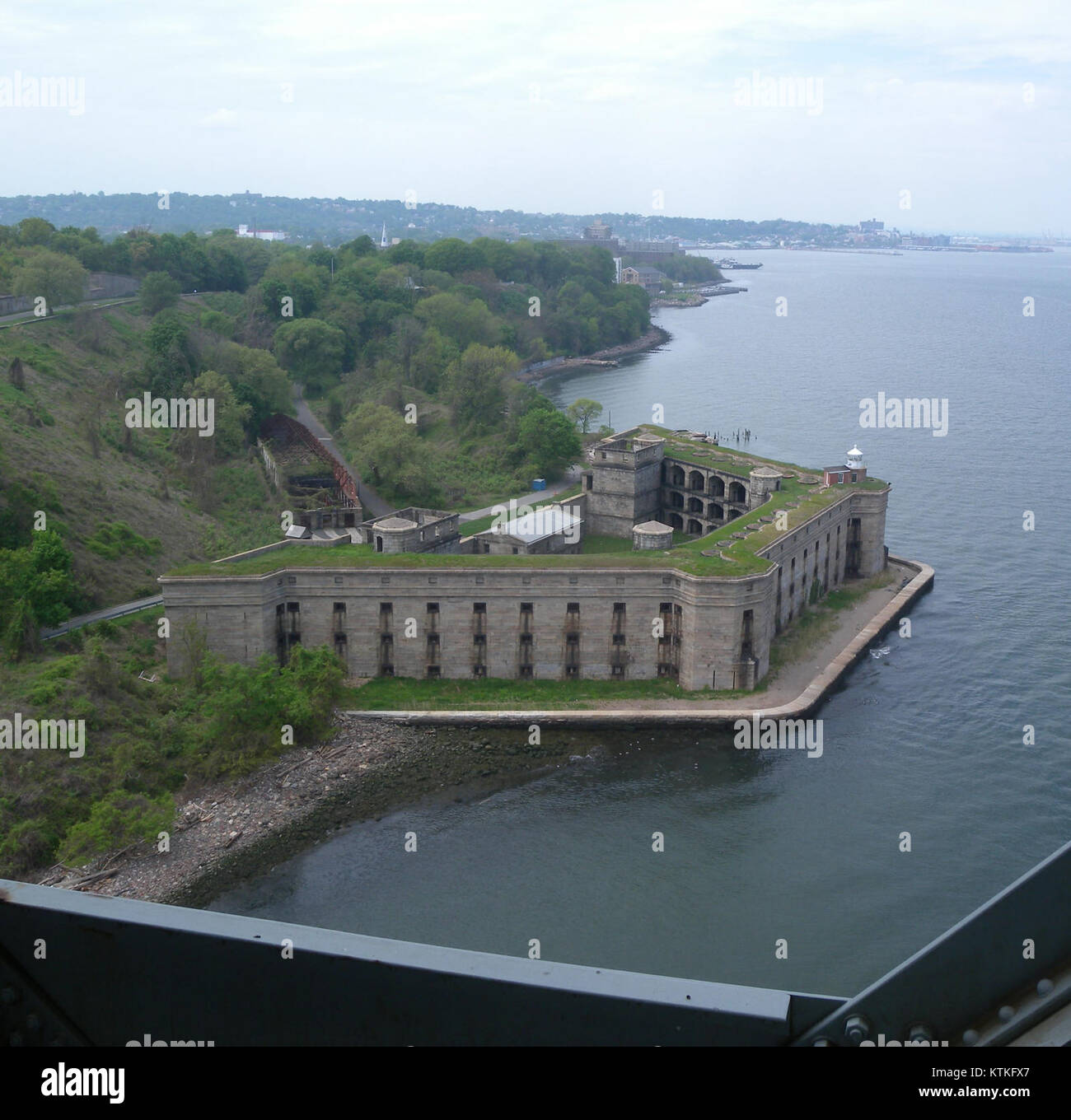 Battery Weed war ein Militärstandort in den Vereinigten Staaten, der während verschiedener Kriege als Teil der Verteidigungsstrukturen diente. Es war strategisch positioniert, um im Falle feindlicher Angriffe Verteidigung zu leisten und wichtige Bereiche zu schützen. Stockfoto