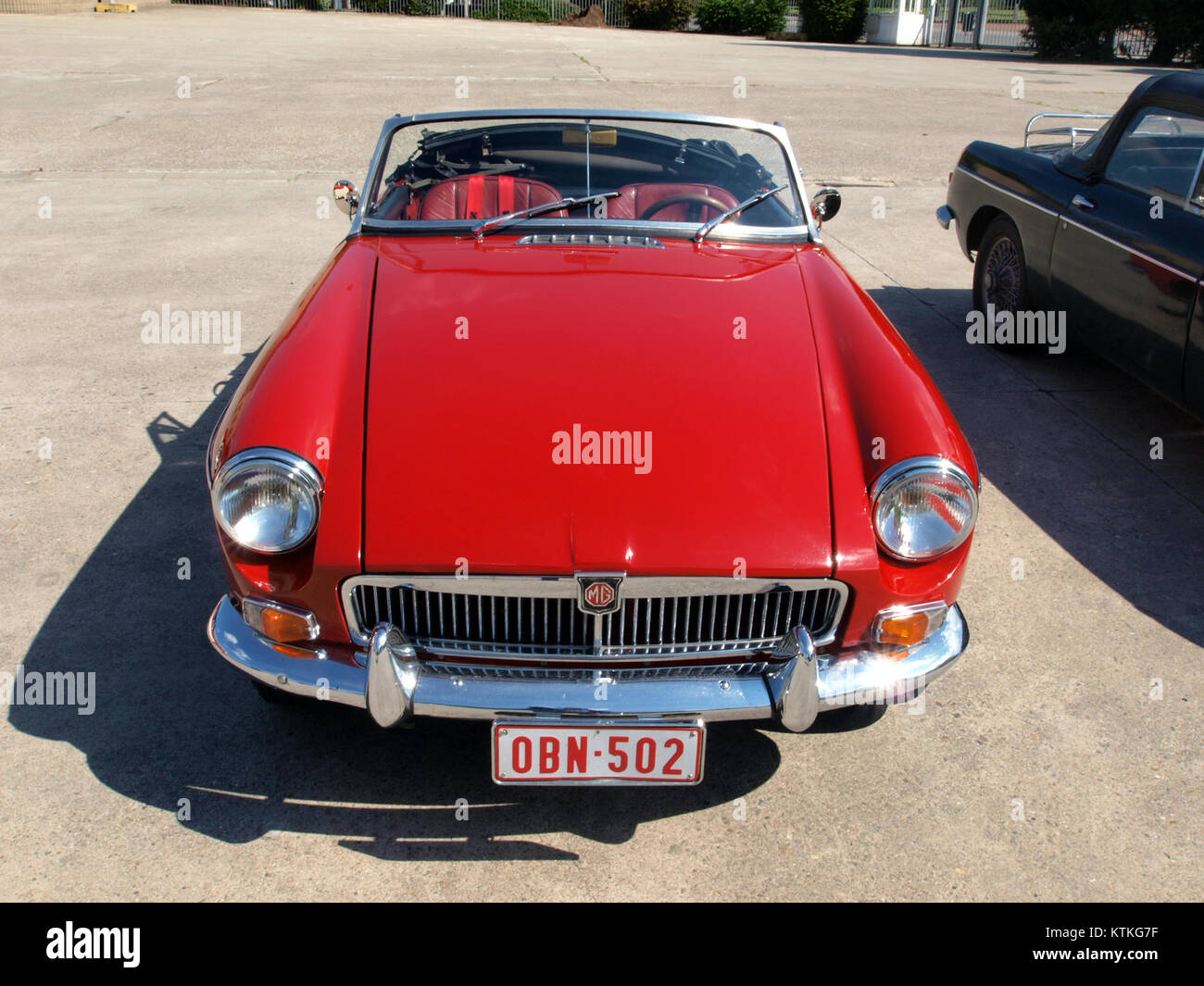 Ein belgischer MG, der sich wahrscheinlich auf ein Fahrzeugmodell der Marke MG bezieht, ist ein bemerkenswertes Beispiel für das Design von Oldtimern. Das Fahrzeug repräsentiert die Automobilgeschichte und zeigt Belgiens Beitrag zur globalen Automobilindustrie mit Schwerpunkt auf Stil und Handwerkskunst. Stockfoto