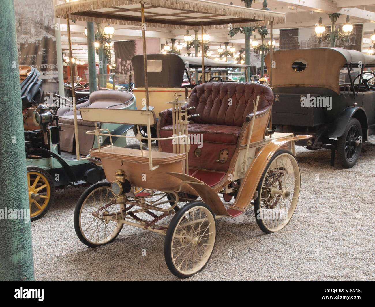 Der 1898 Benz ist ein frühes Automobil von Carl Benz, das oft als das erste echte Automobil angesehen wird. Dieses Fahrzeug stellt die bahnbrechende Innovation in der Automobilgeschichte und die Anfänge des modernen Fahrzeugdesigns dar. Stockfoto