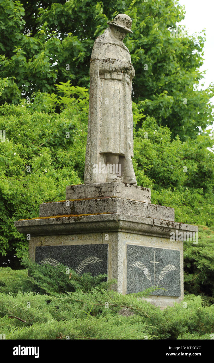 Das Atterwasch Kriergerdenkmal ist ein Kriegsdenkmal in Atterwasch. Das Denkmal erinnert an diejenigen, die während der Konflikte ihr Leben verloren haben, und spiegelt die Erinnerung und Ehre der Gemeinde für die Gefallenen wider. Stockfoto