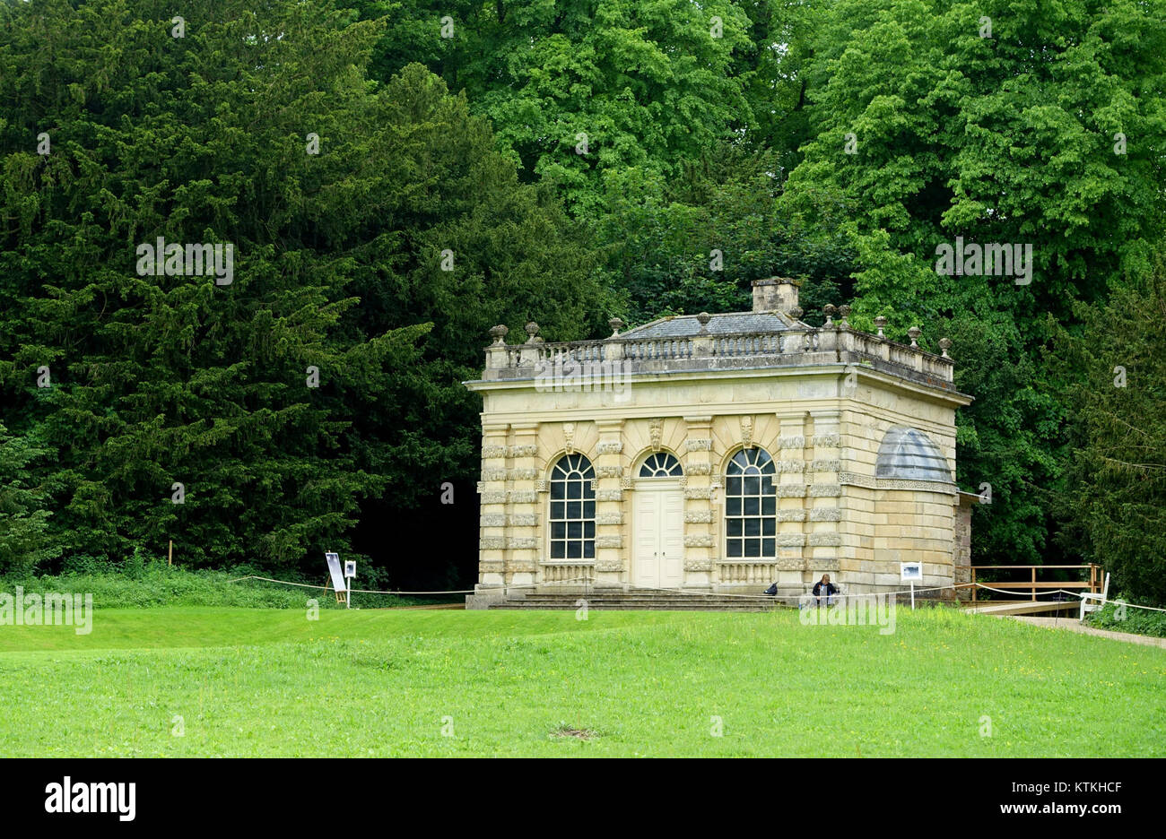 Das Banqueting House im Studley Royal Park, North Yorkshire, England, ist ein historisches Gebäude, das zum UNESCO-Weltkulturerbe gehört und für seine architektonische Schönheit und Bedeutung in der britischen Geschichte bekannt ist. Stockfoto