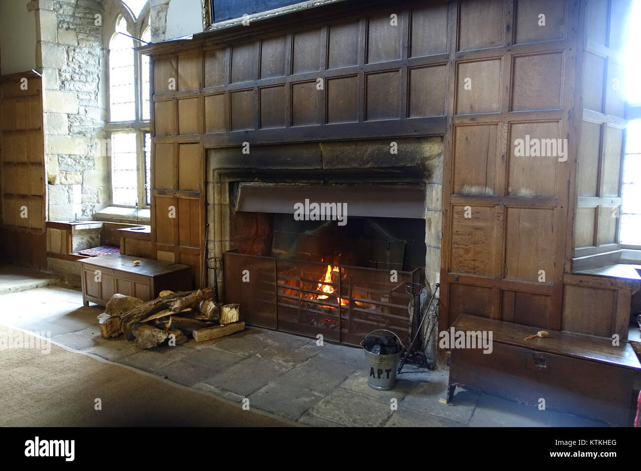 Die Bankettsaal in der Haddon Hall in Bakewell, Derbyshire, ist ein architektonisches Juwel. Der Saal spiegelt die Pracht des englischen Landhausdesigns wider und dient als historischer Veranstaltungsort. Stockfoto