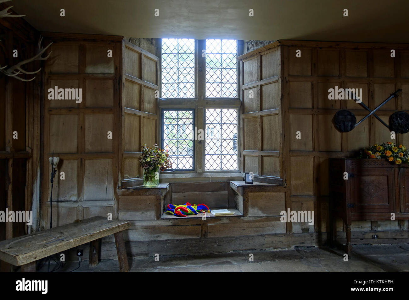 Die Bankettsaal in der Haddon Hall in Bakewell, Derbyshire, England, ist ein mittelalterlicher Saal, der für seine historische Bedeutung und architektonische Schönheit bekannt ist. Stockfoto
