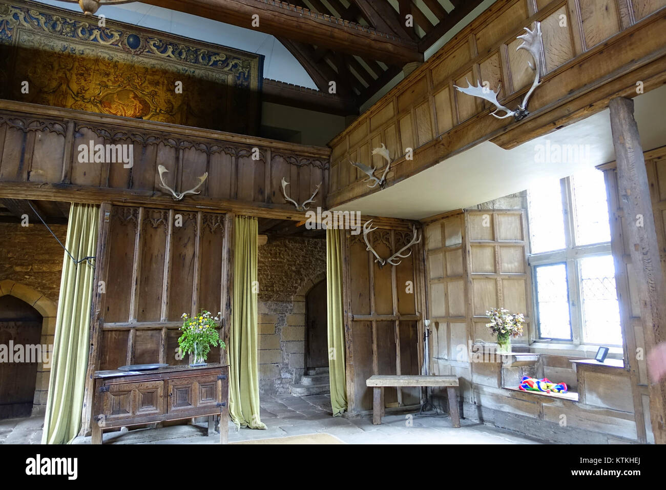 Die Bankettsaal in der Haddon Hall in Bakewell, Derbyshire, ist ein großartiger historischer Raum, in dem im Laufe der Jahrhunderte zahlreiche wichtige Veranstaltungen stattfanden. Es ist ein atemberaubendes Beispiel für Tudor-Architektur. Stockfoto