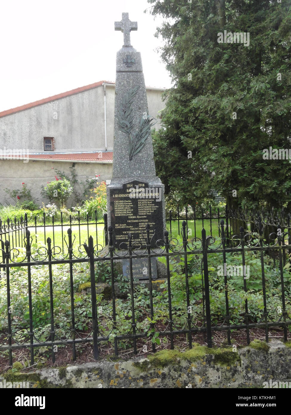 Das Monument aux morts in Bauzemont, Frankreich, erinnert an die Opfer des Krieges. Es dient als Hommage an die gefallenen Soldaten und repräsentiert das Engagement des Dorfes für die Erhaltung des historischen Gedächtnisses. Stockfoto