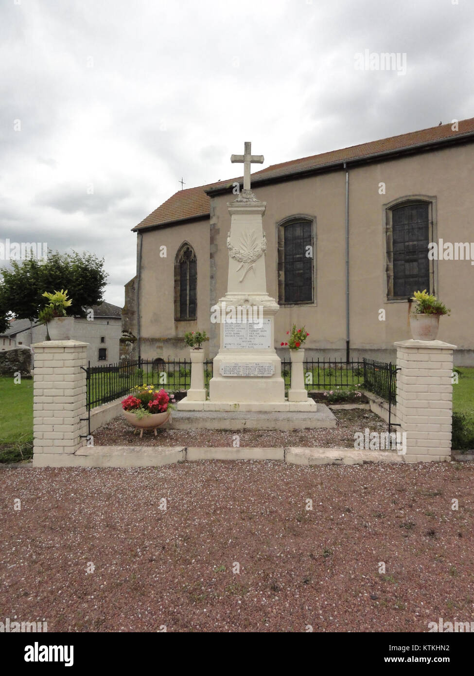 Das Avricourt Monument aux morts in Moselle, Frankreich, ist ein Kriegsdenkmal, das den Soldaten gewidmet ist, die im Ersten Weltkrieg und in nachfolgenden Konflikten ihr Leben verloren haben. Dieses Denkmal steht als Symbol der Erinnerung an die Opfer, die die örtliche Gemeinde während des Krieges gebracht hat. Stockfoto