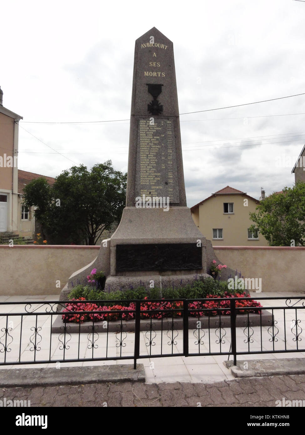 Das Monument aux Morts in Avricourt, einem Dorf in Frankreich, erinnert an die Opfer von Kriegen, bietet ein Denkmal für die gefallenen Soldaten der Region und spiegelt die Rolle des Dorfes in der Kriegsgeschichte wider. Stockfoto