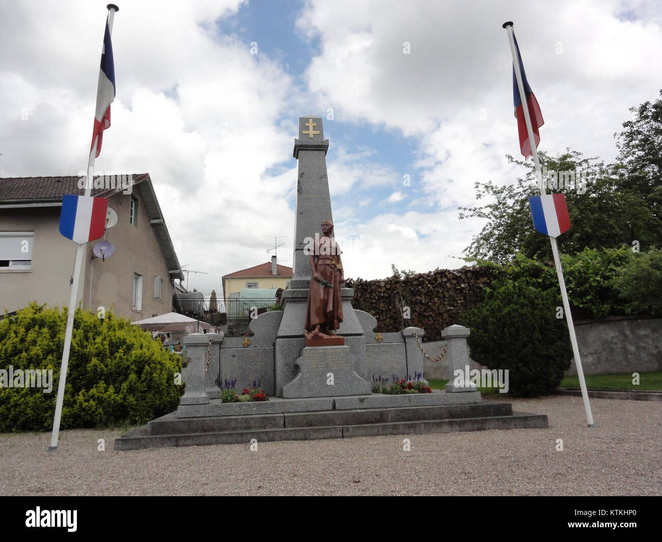 Das Bertrichamps Monument aux Morts ist ein Kriegsdenkmal in Bertrichamps, Frankreich. Es ehrt die Toten in den Kriegen und spiegelt die Erinnerung der Stadt an gefallene Soldaten wider. Stockfoto